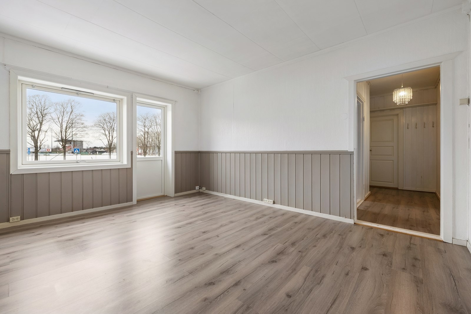 Åpen og romslig stue med plass til både sofagruppe og spisebord. Galleribilde