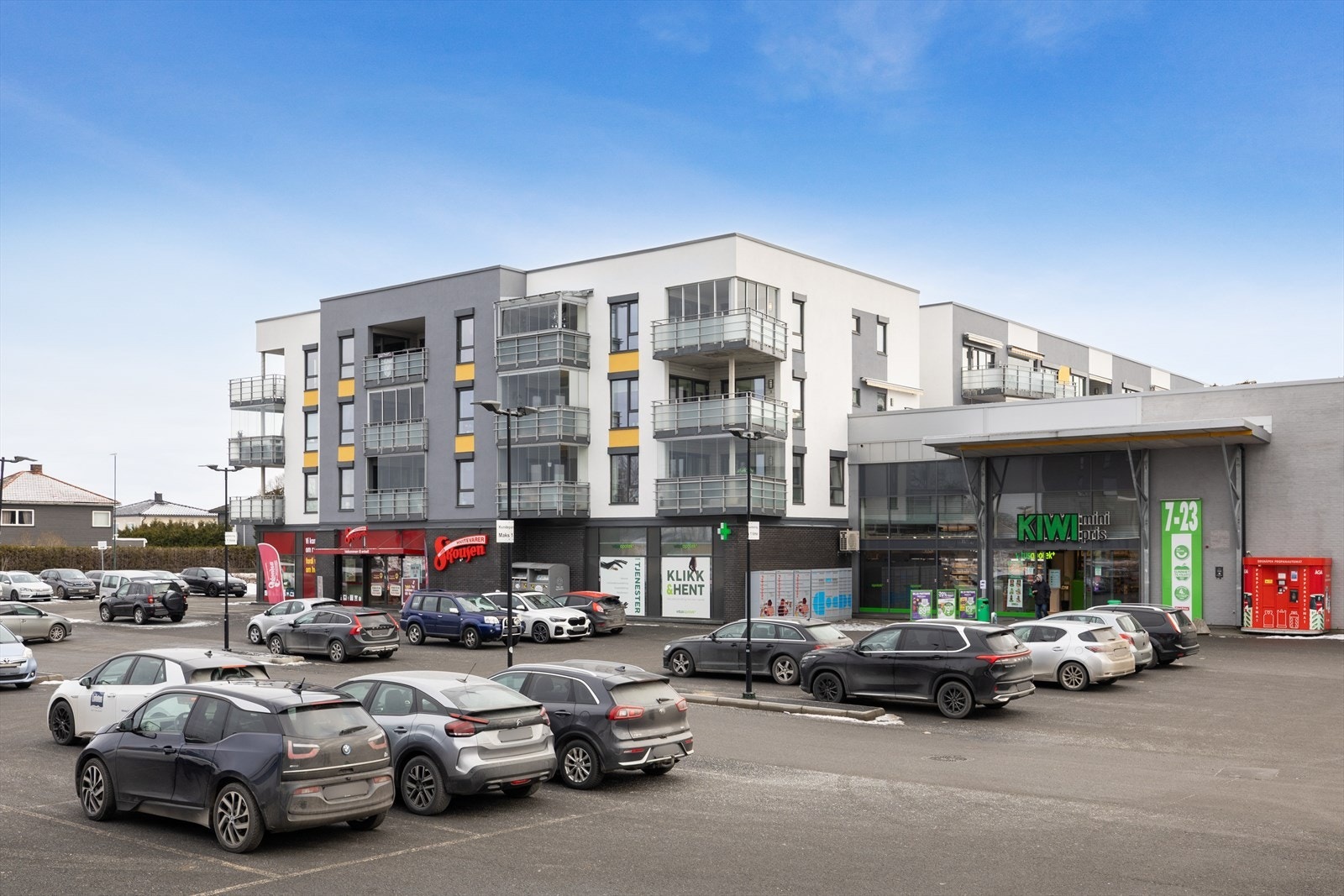 Bo i nærheten av alt du trenger i hverdagen. Gangavstand til det meste og kort vei til blant annet togstasjon. Galleribilde