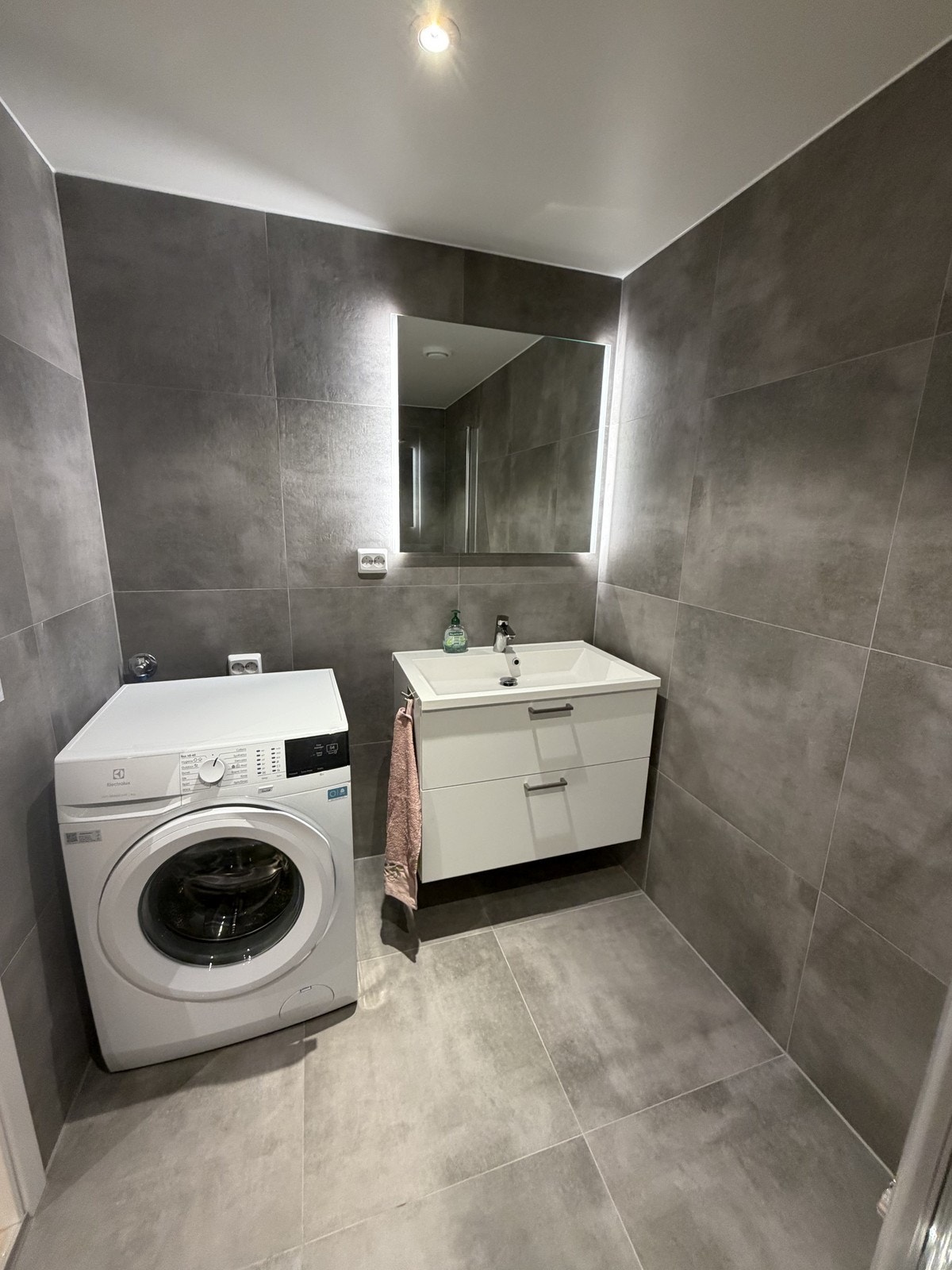 Baderom med vaskemaskin. Galleribilde