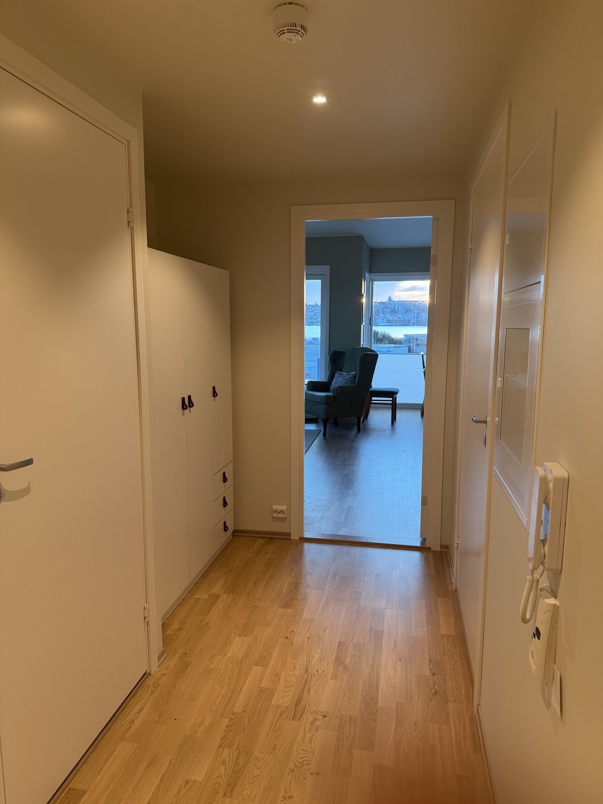 Entre med garderobeskap. Galleribilde