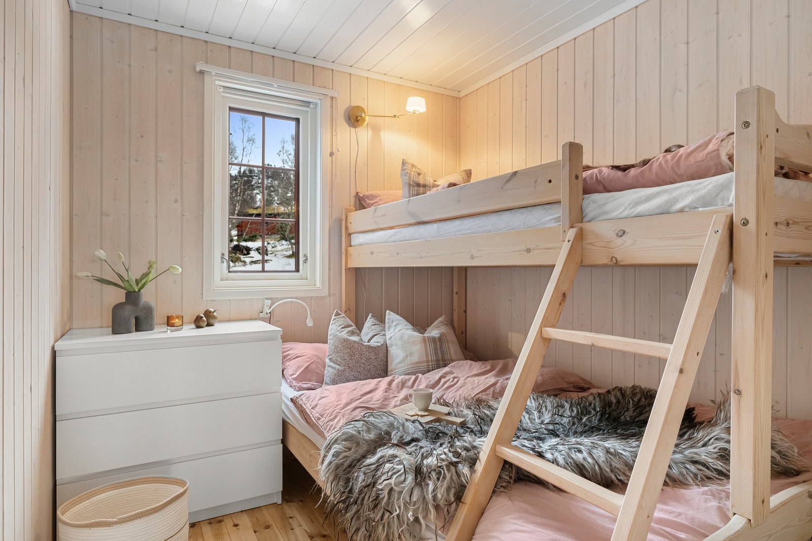 Soverom nr 2 har køyeseng med plass for 3 personer. Galleribilde