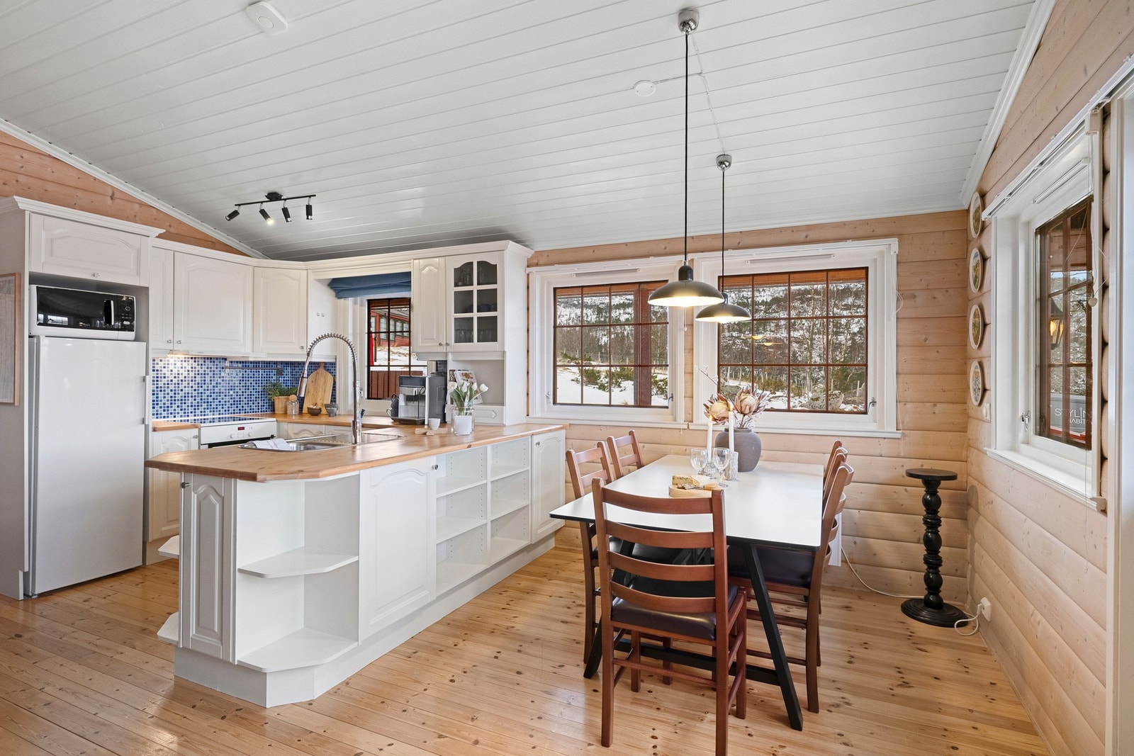 Kjøkken har profilerte fronter og benkeplate i heltre. Galleribilde