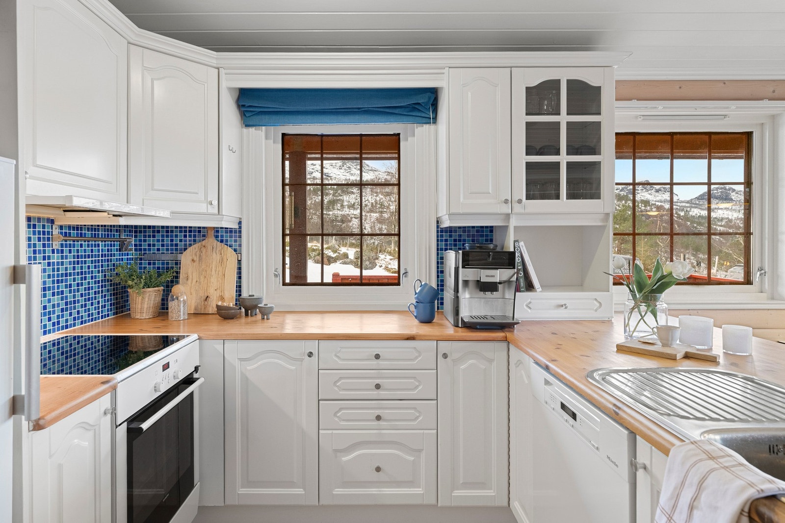 Kjøkkenet har godt med oppbevaringsplass i skuffer og skap. Galleribilde