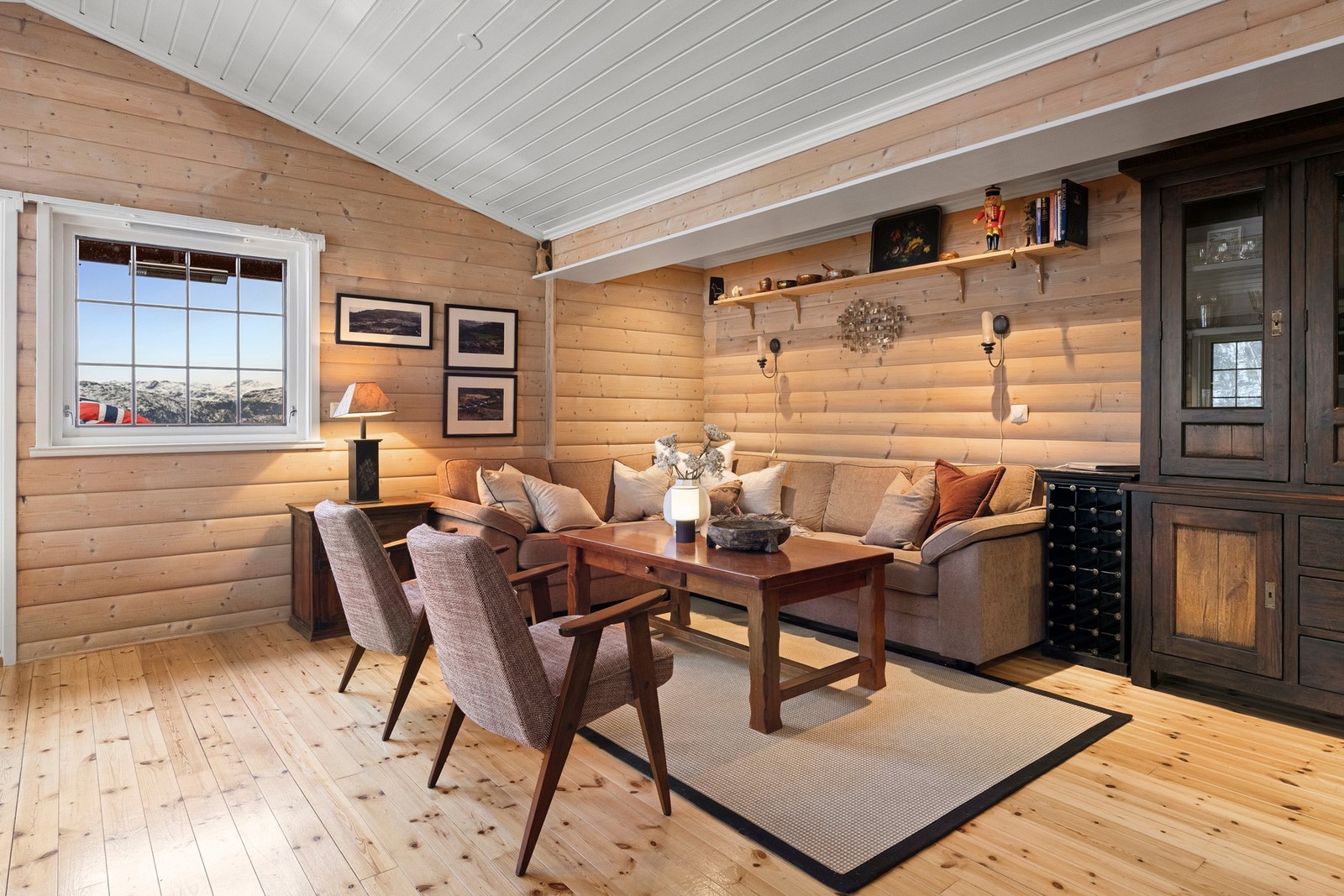 Stuen har plass for hyggelig stuekrok ved peisen. Galleribilde