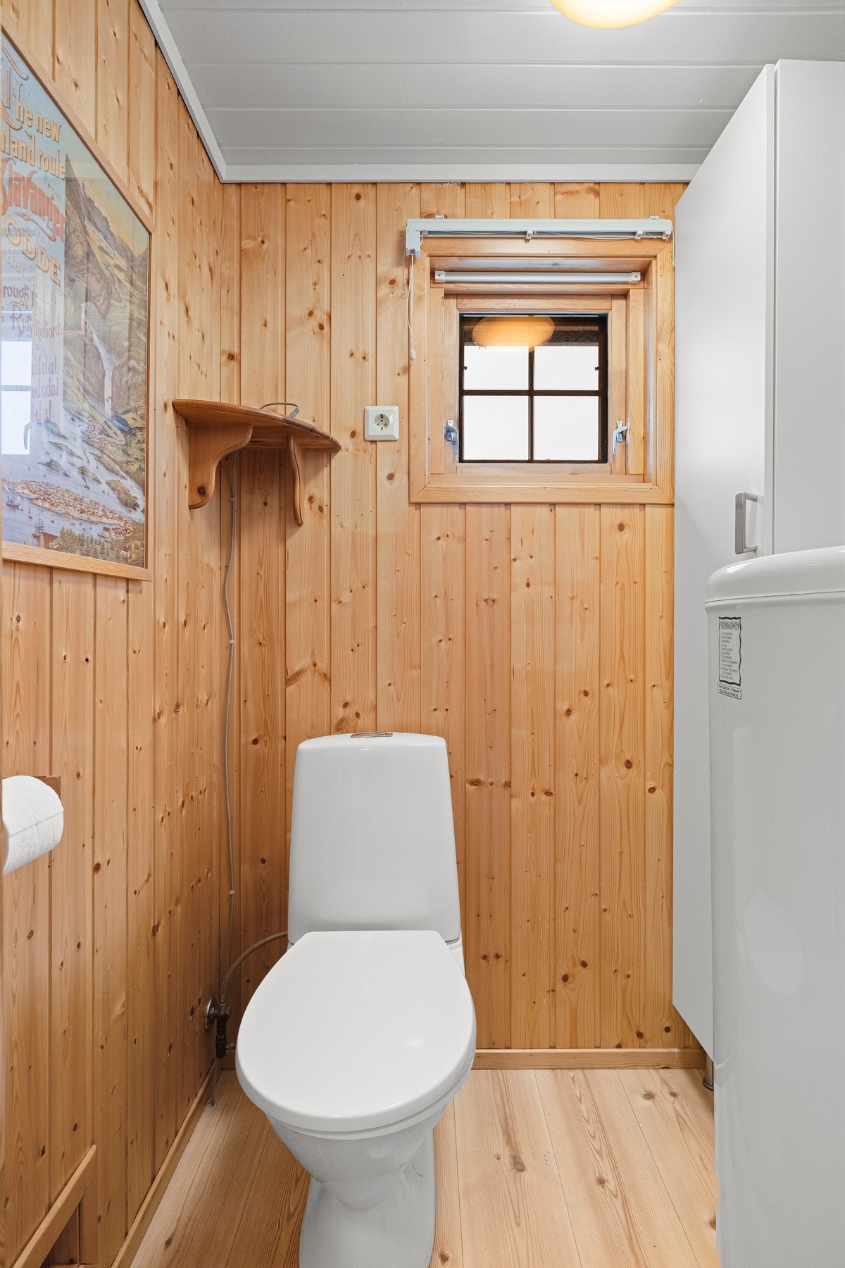 Toalett i eget rom vegg-i-vegg fra bad. Her er og varmtvannstank plassert. Galleribilde