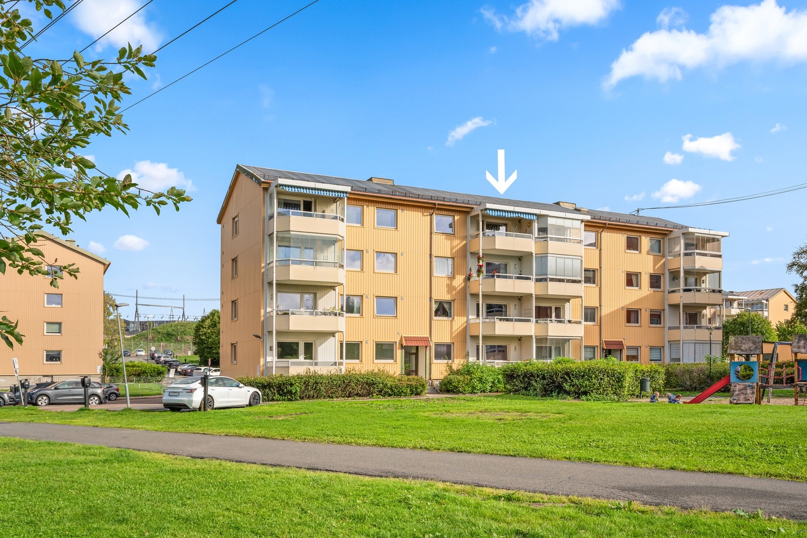 Boligen ligger fint plassert i byggets fjerde etasje. Borettslagets felles tomt er pent opparbeidet med store grøntarealer. Galleribilde