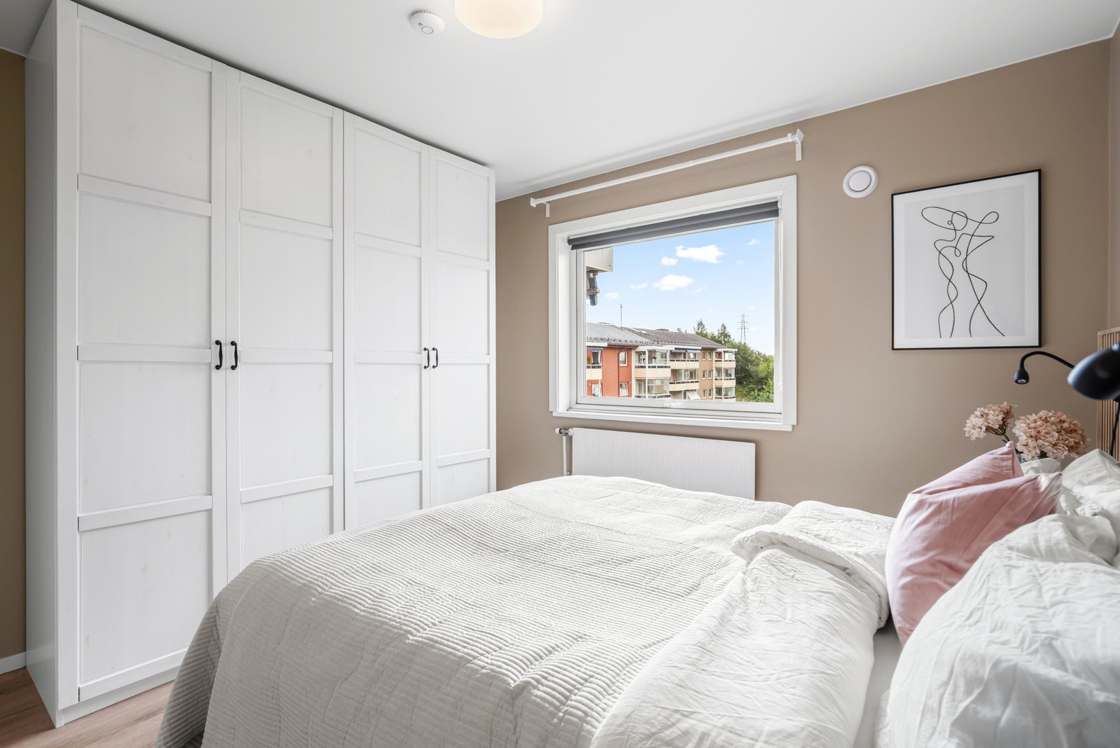 Leiligheten har to gode soverom - begge med adkomst fra entreen. Hovedsoverommet har godt med oppbevaringsplass i et stort garderobeskap med hvite, profilerte fronter. Galleribilde
