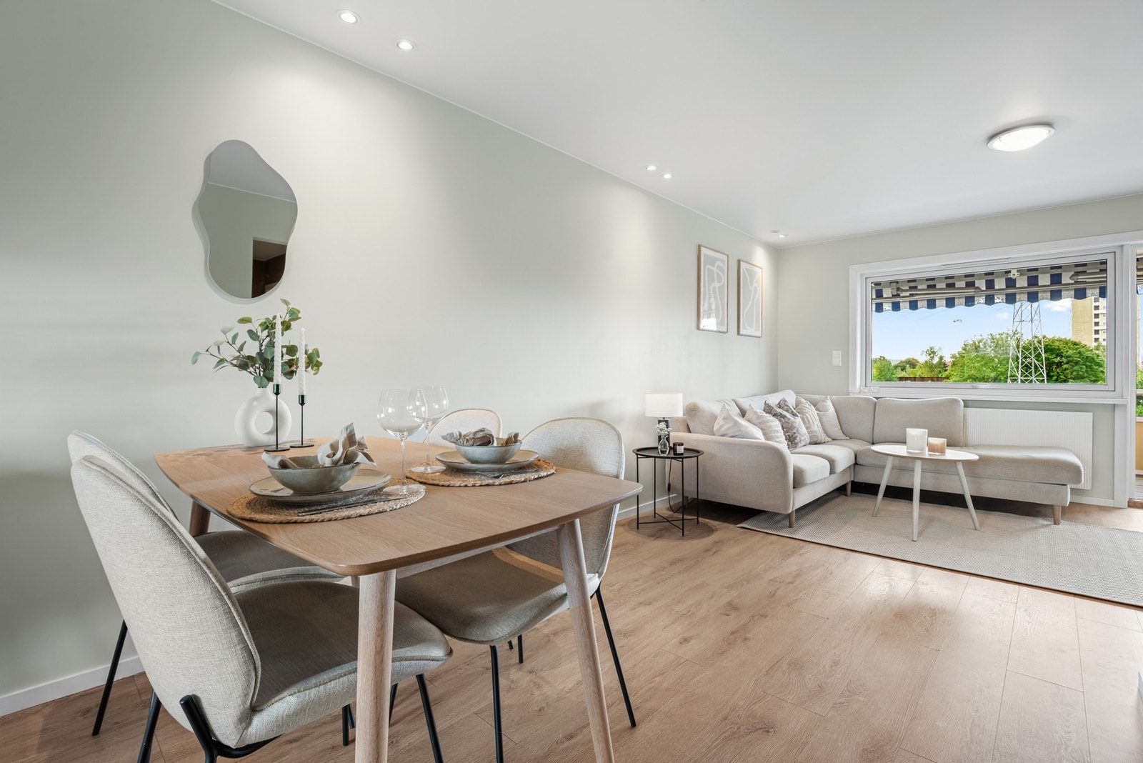 Fyring, varmtvann og fibernett med 1000Mbps hastighet er inkl. i felleskostnadene. Nærmest kjøkkenet passer det utmerket å innrede med spisebord. Galleribilde