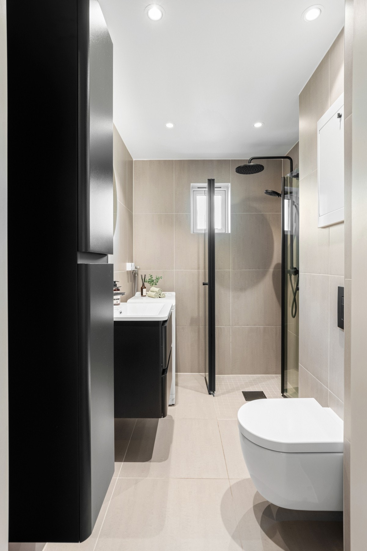 Stort og lekkert bad som ble totalrehabilitert i regi av borettslaget i 2025. Dusjhjørnet er innredet med sort regnfallsdusj og innfellbare glassdører i sort innramming. Galleribilde