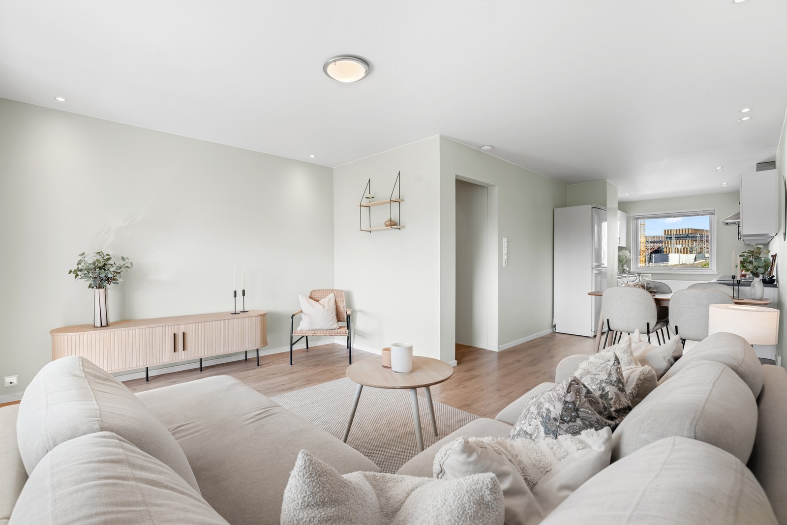 Stuen og kjøkkenet danner et åpent, romslig og innbydende allrom med fint gjennomlys. Dagslyset suppleres ypperlig av downlights. Galleribilde