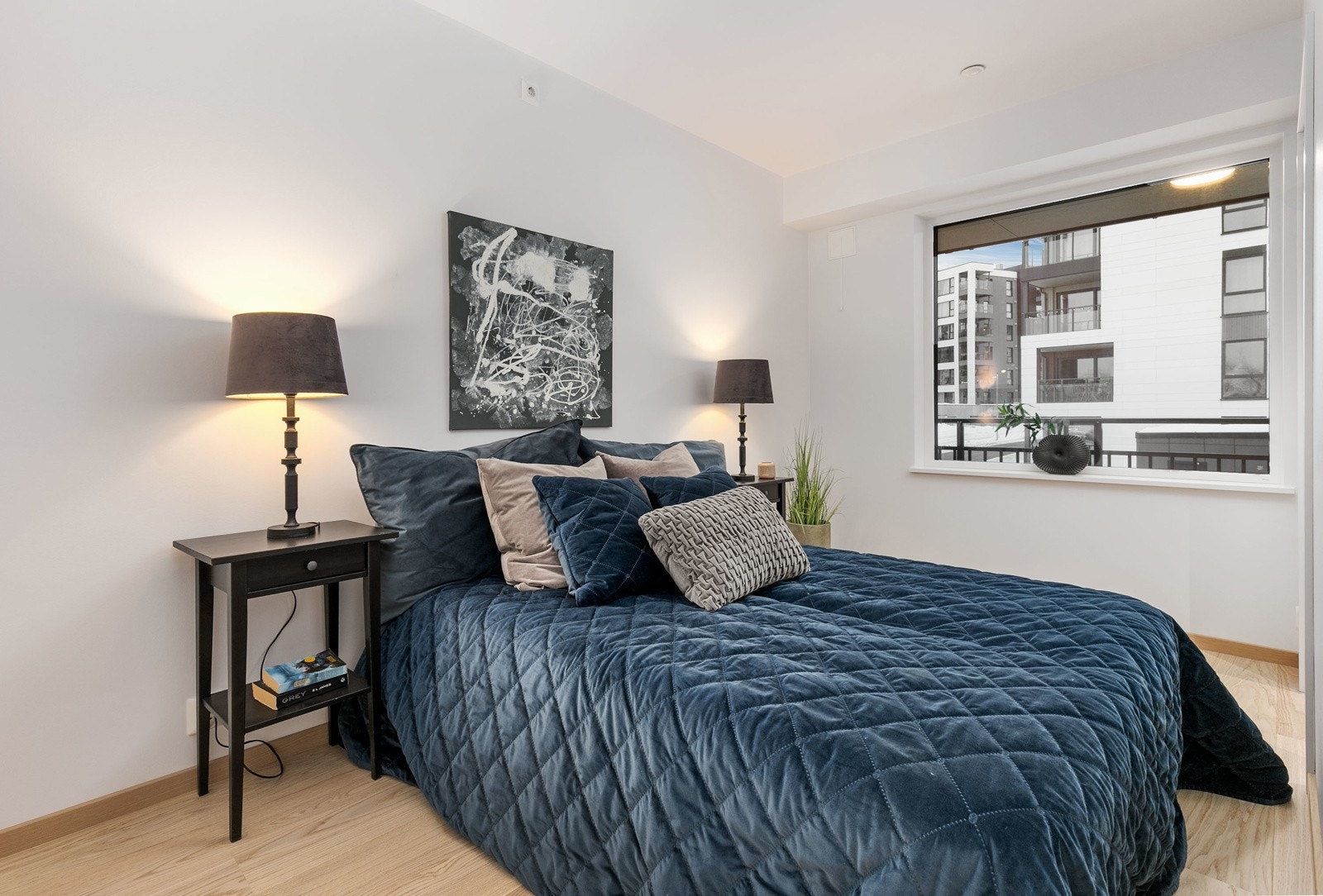 Lyst og innbydende hovedsoverom. Galleribilde