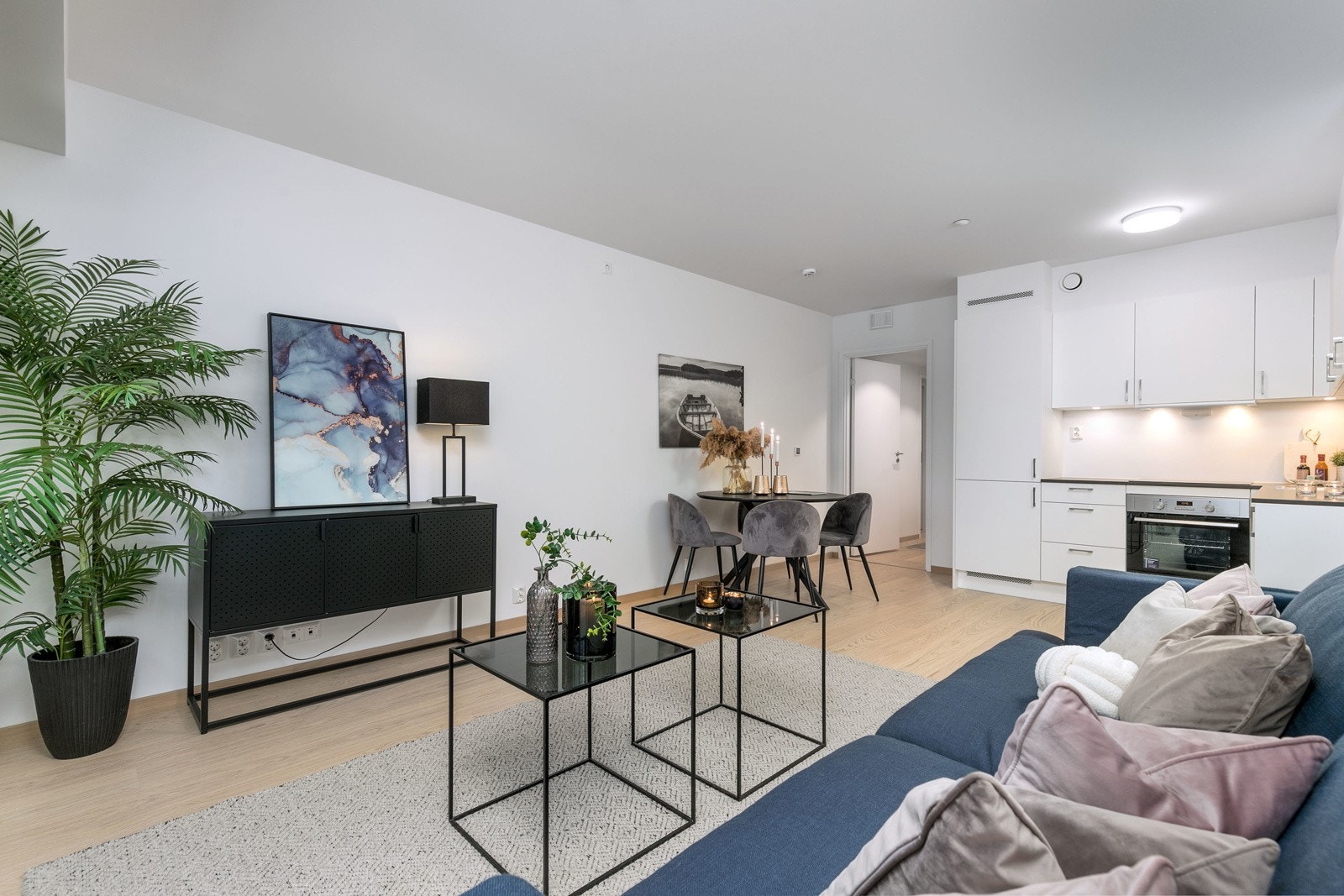 Store vinduer sørger for fint med lysinnslipp i leiligheten. Galleribilde