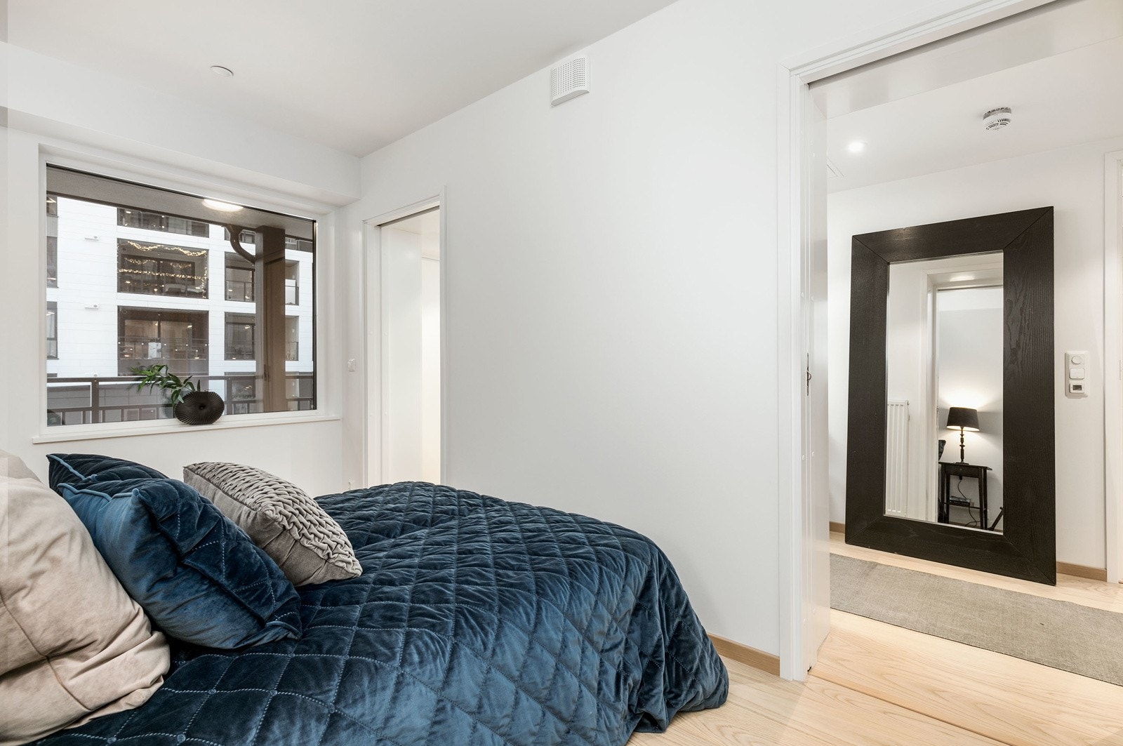 Soverommet har god plass til en større dobbeltseng med tilhørende nattbord Galleribilde