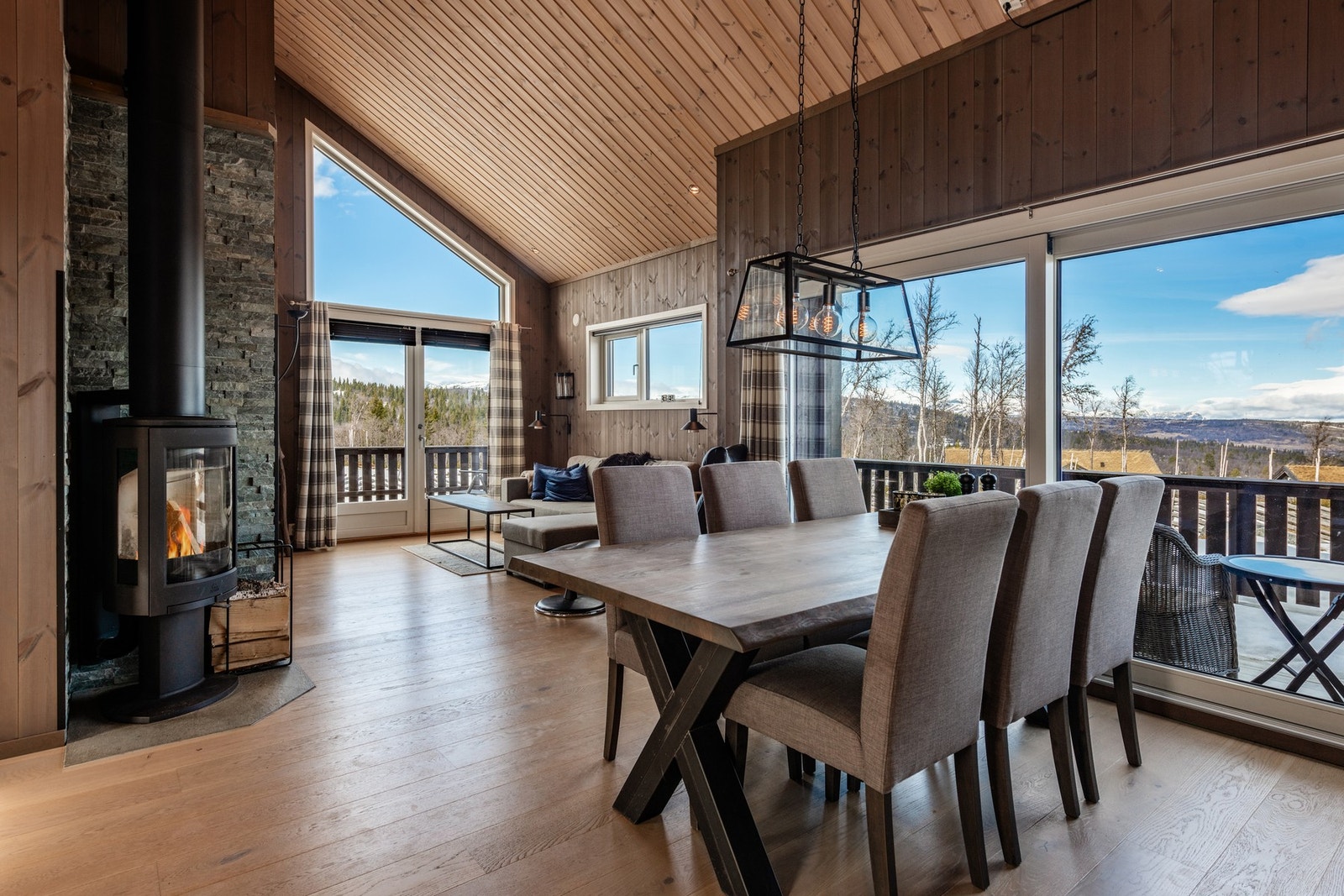 Beisede overflater og 1-stavs eikeparkett på gulv. Galleribilde