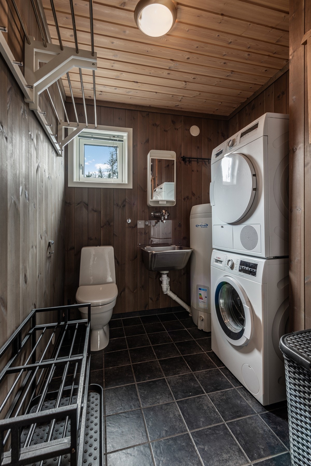 Vaskerom med ekstra toalett, utslagsvask og opplegg for vaskemaskin og tørketrommel. Varme i gulv. Galleribilde