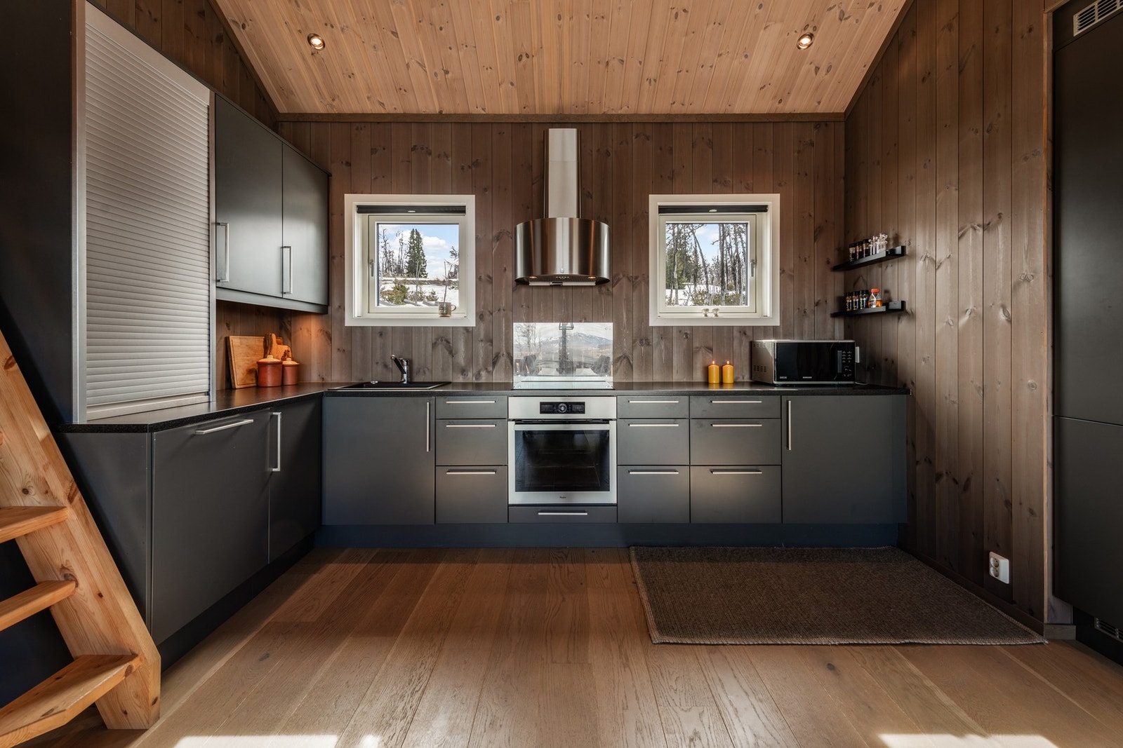 Moderne kjøkken og innredning med slette fronter. Galleribilde