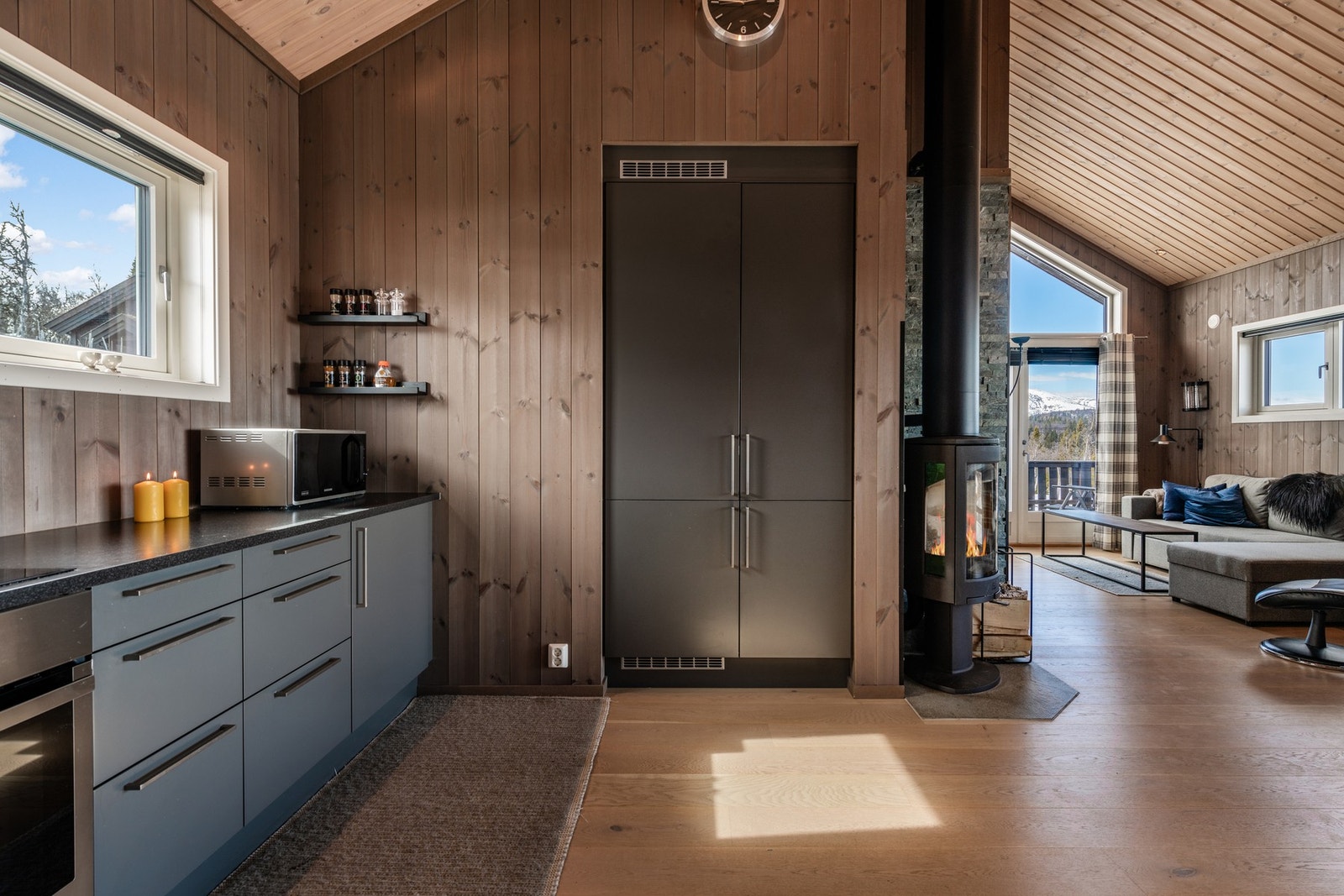 Integrerte hvitevarer som koketopp, komfyr, oppvaskmaskin og kjøl-/fryseskap. Galleribilde