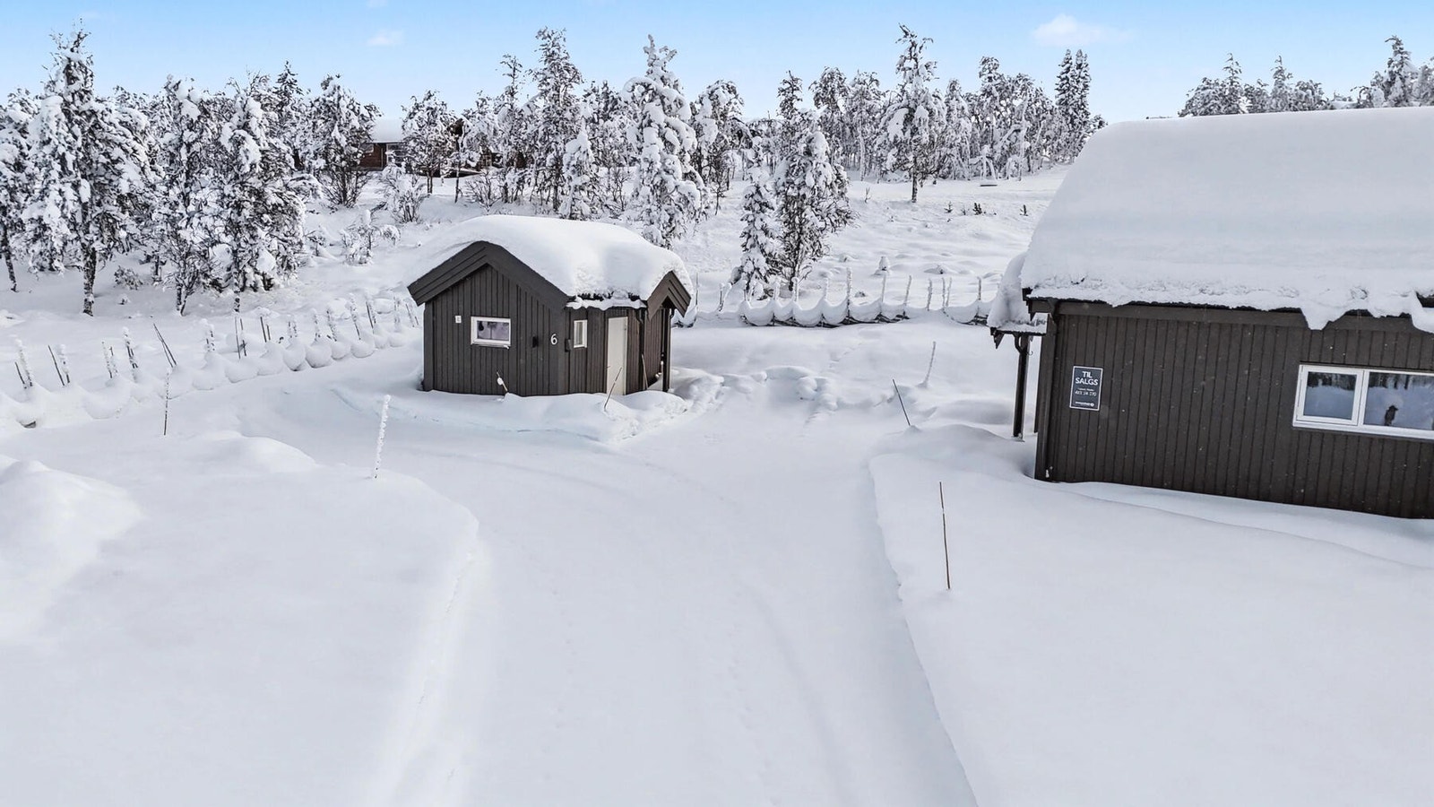 Uthus på tunet med god lagringsplass. Galleribilde
