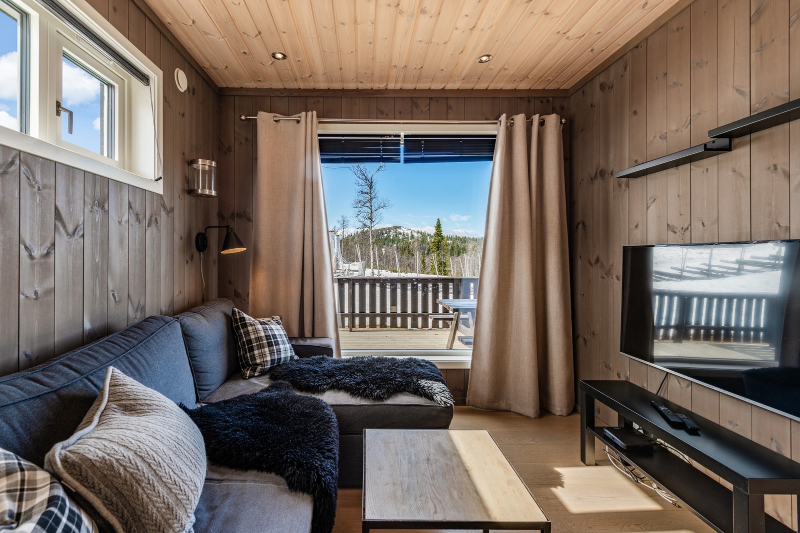 TV-stue og soverom vegg i vegg med stuen Galleribilde