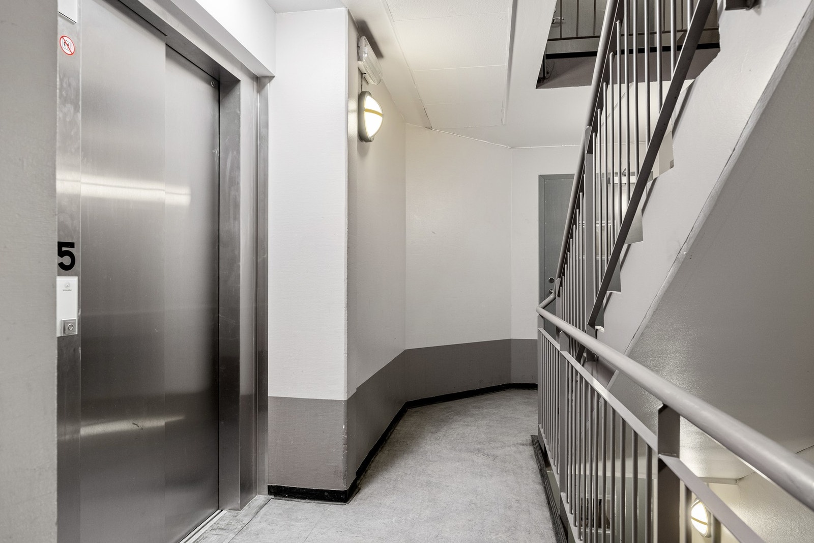 Det er heisadkomst til leiligheten som ligger i 5. etasje. Galleribilde