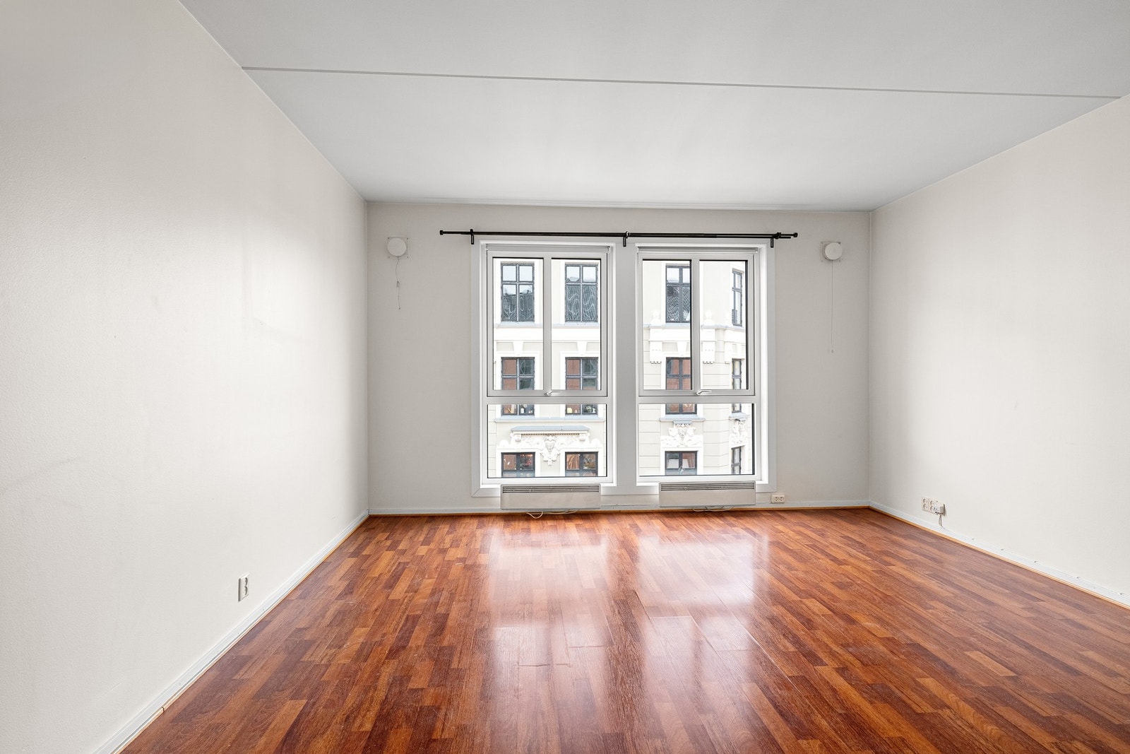 Vinduene strekker seg nesten hele veien fra gulv til tak! Galleribilde