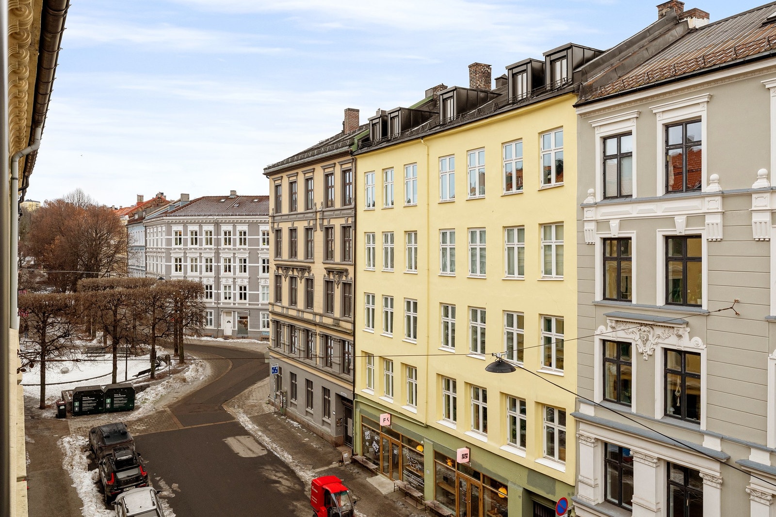 Fra stuevinduene er det flott utsyn over de klassiske boligblokkene i gaten. Galleribilde