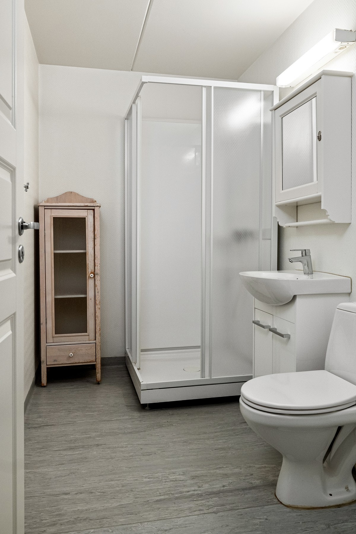 Romslig bad med moderniseringsbehov. Her ligger alt til rette for å skape ditt eget drømmebad! Galleribilde