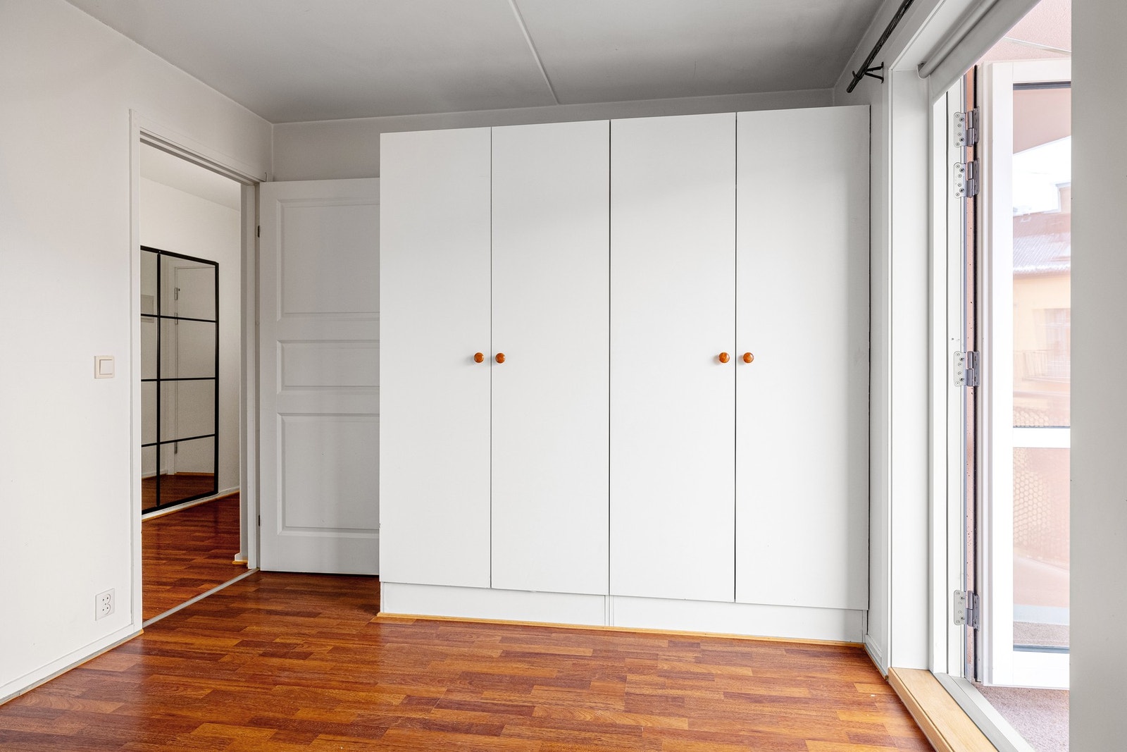 Godt med oppbevaringsplass i garderobeskap. Galleribilde