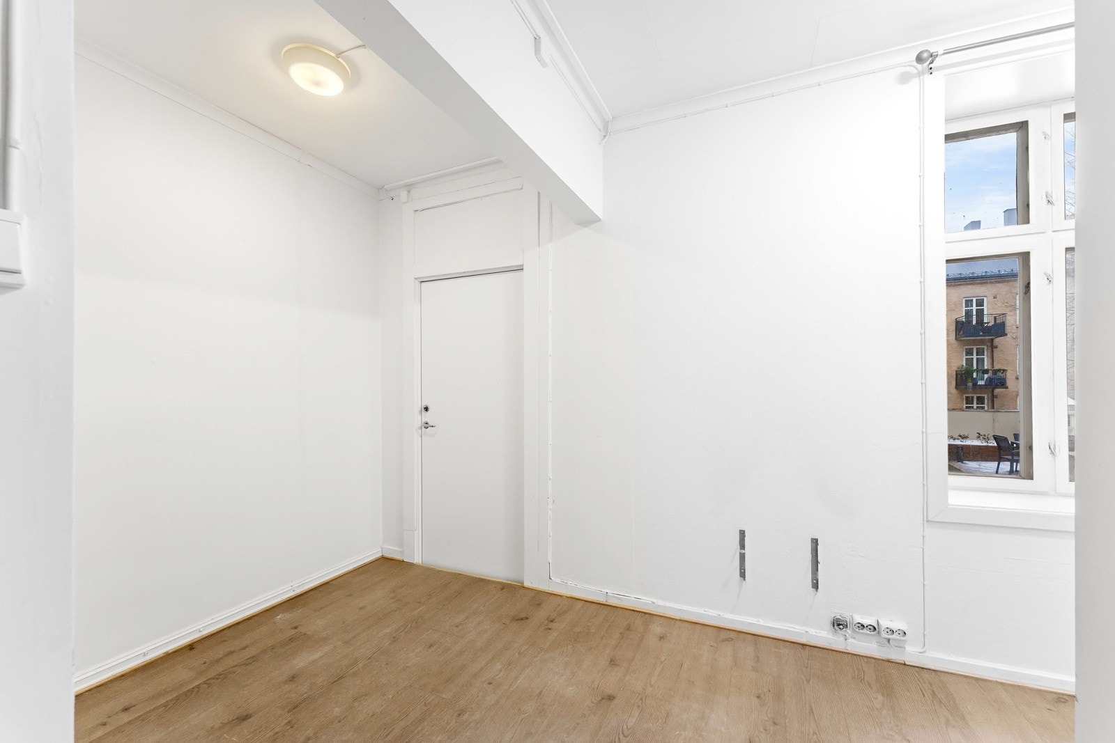 Begge soverommene vender mot rolig bakgårdsrom Galleribilde