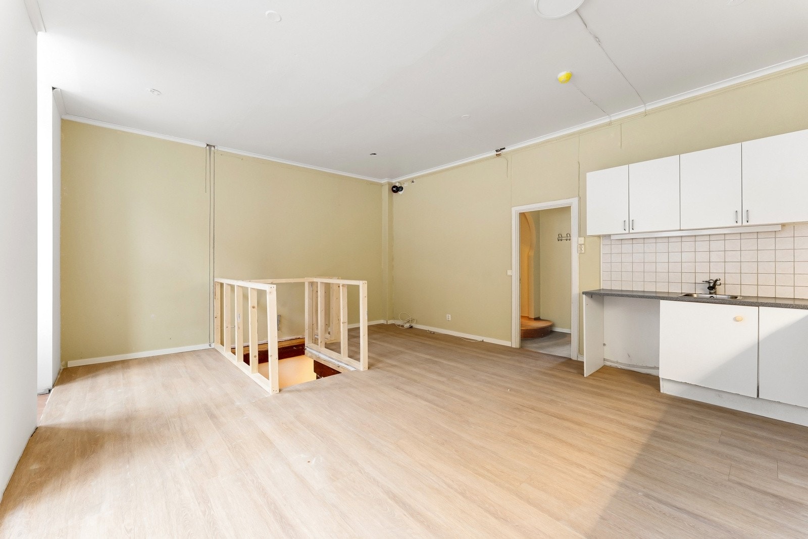 Lys og luftig leilighet på 131 kvm over 2 plan i nyoppusset bygård sentralt på St.Hanshaugen Galleribilde