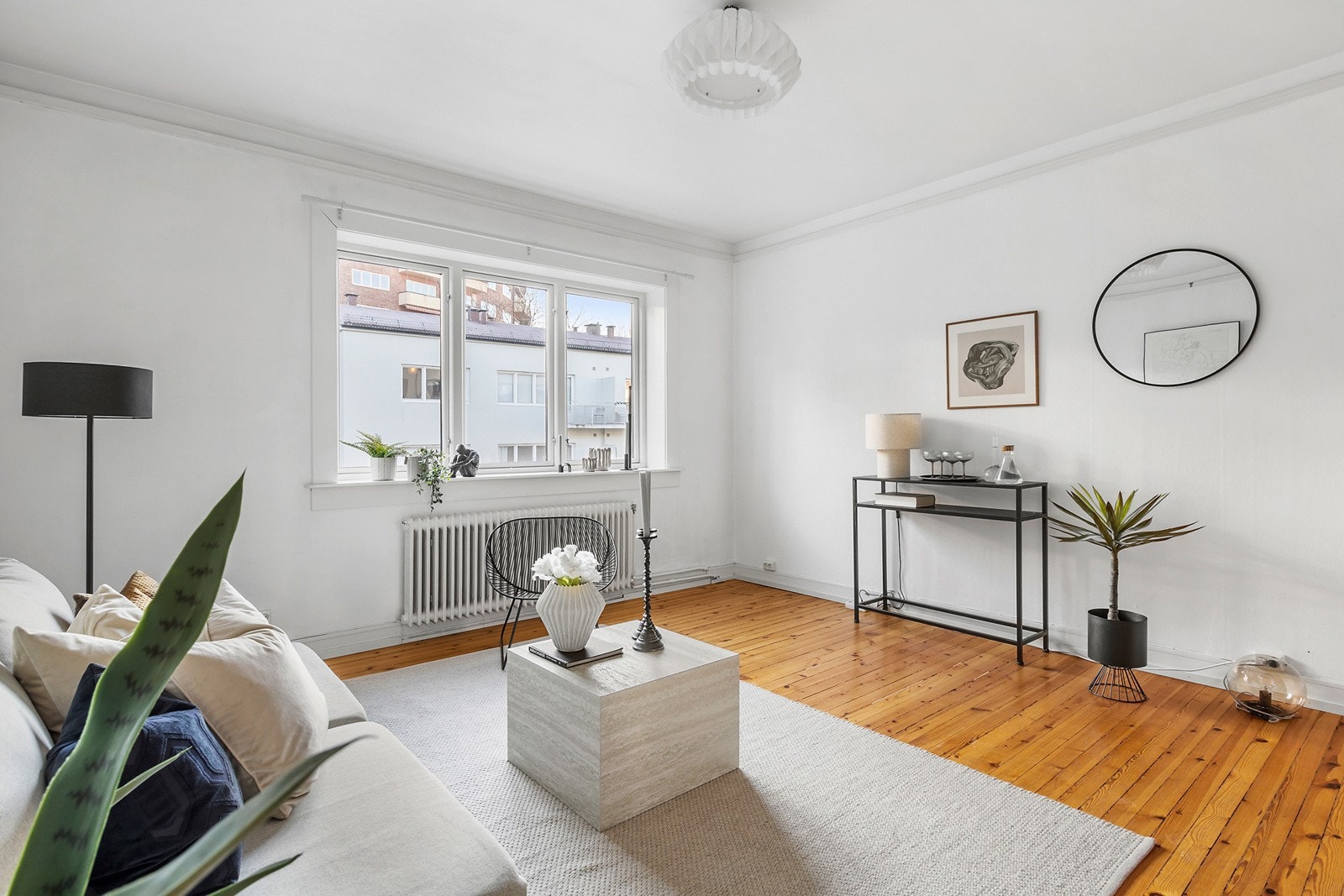 Stor og fin stue med gode lysforhold. Galleribilde