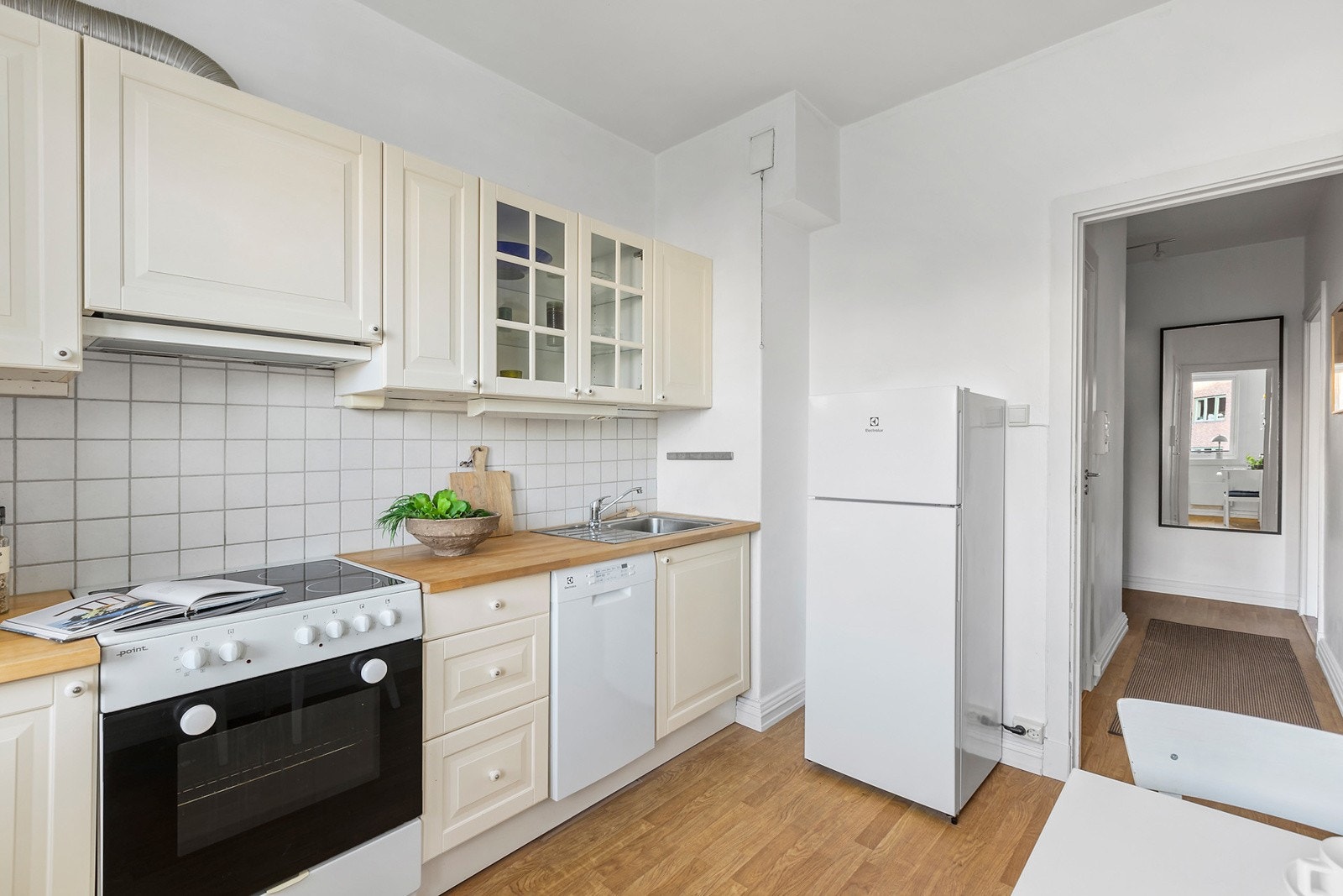 Rikelig med skap- og benkeplass. Galleribilde