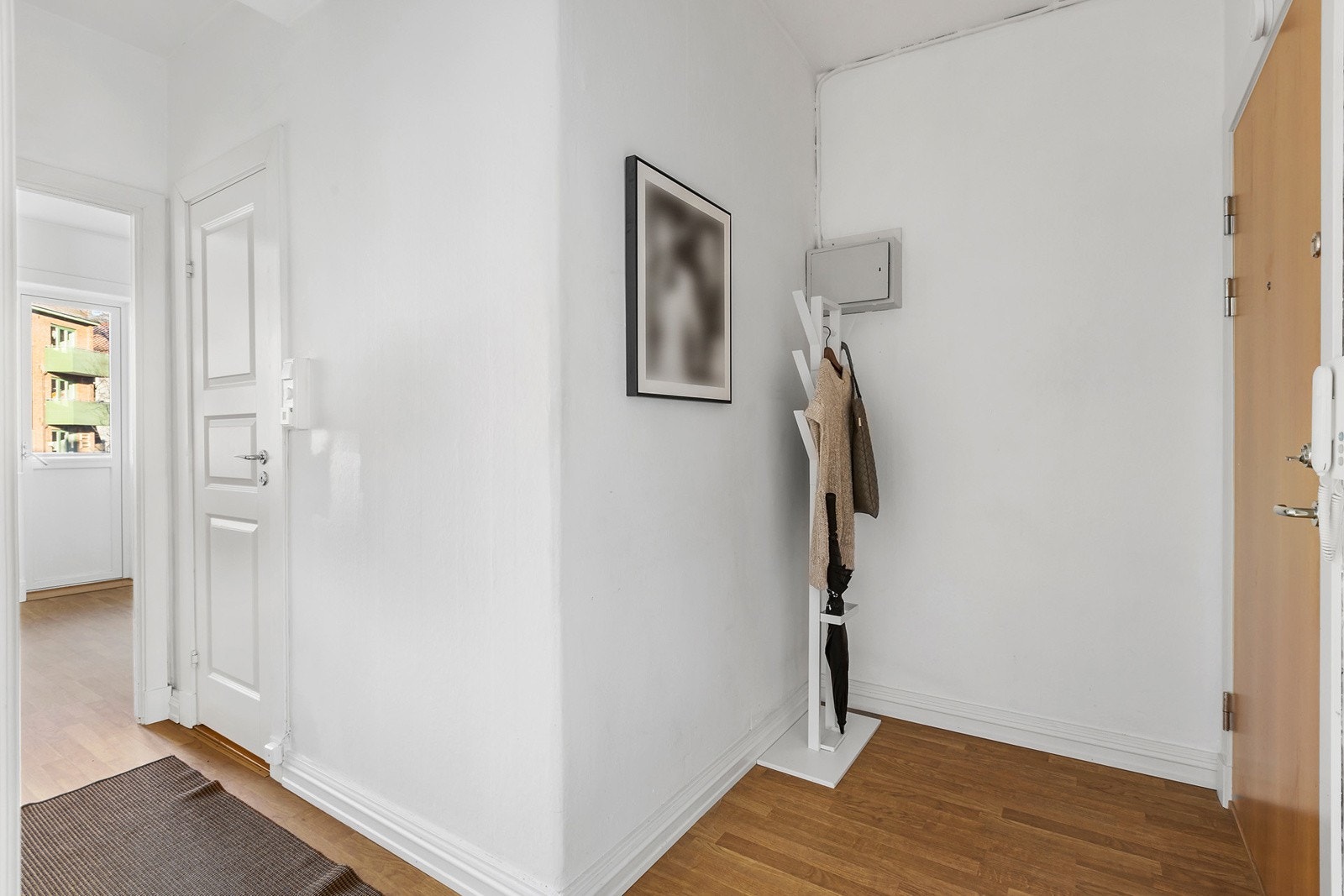 Entré med plass til yttertøy og sko. Leiligheten disponerer også kjeller- og loftsbod. Galleribilde