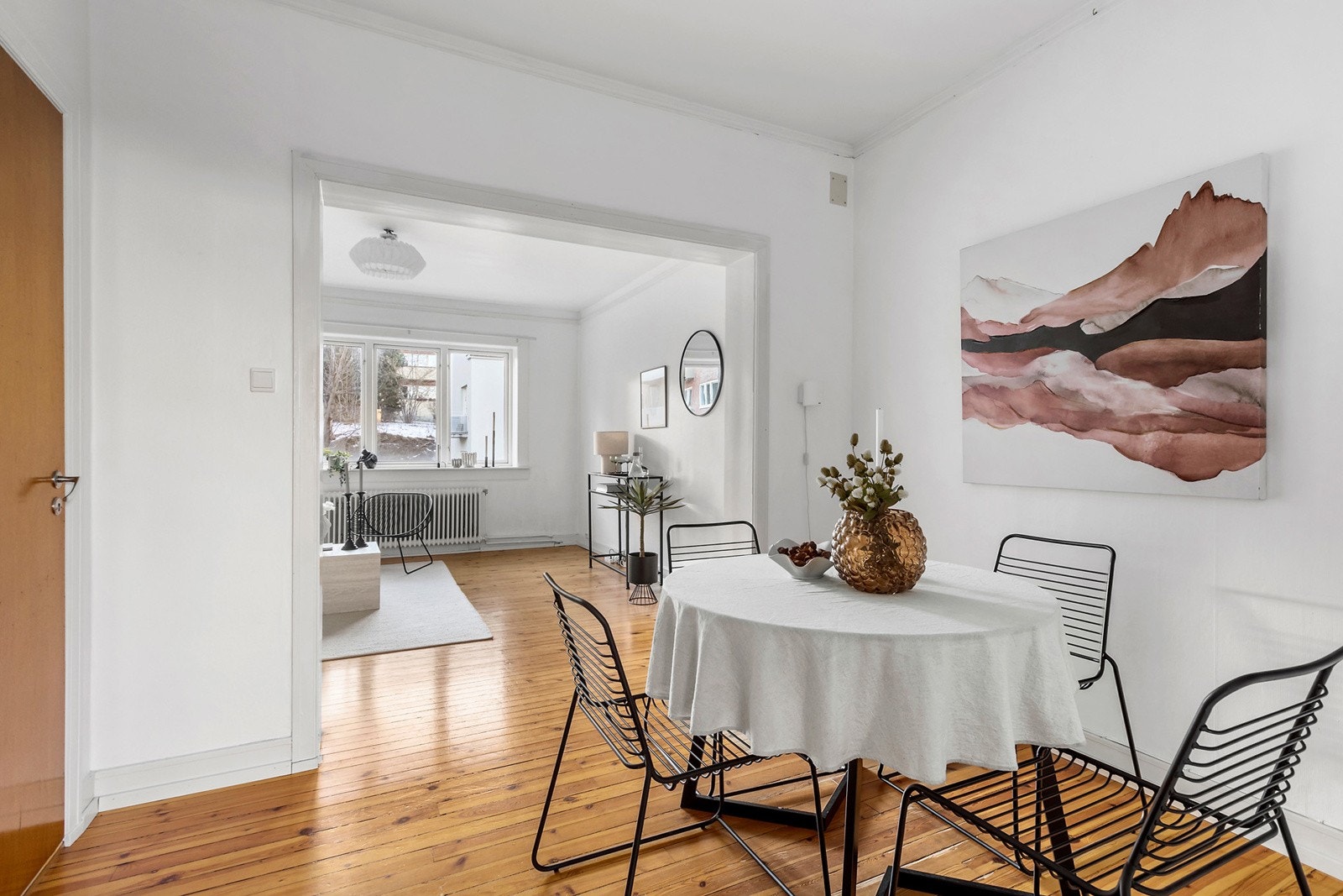 Allrommet fungerer naturlig som spisestue i tilknytning til oppholdsrommet. Galleribilde