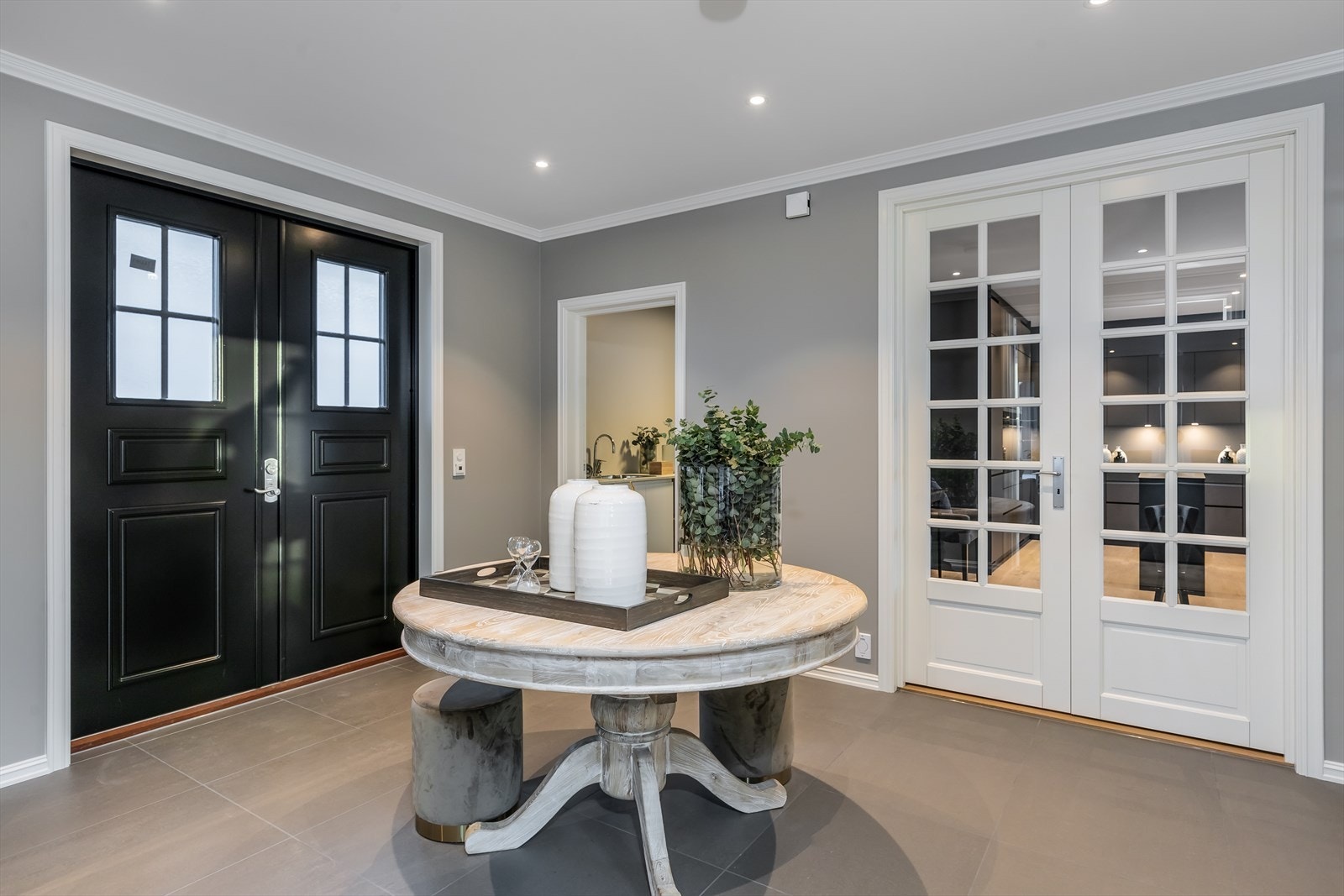 Romslig hall med plass for garderobe. Galleribilde