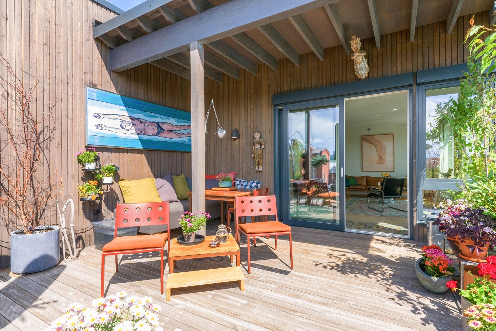 Stor delvis overbygget terrasse Galleribilde