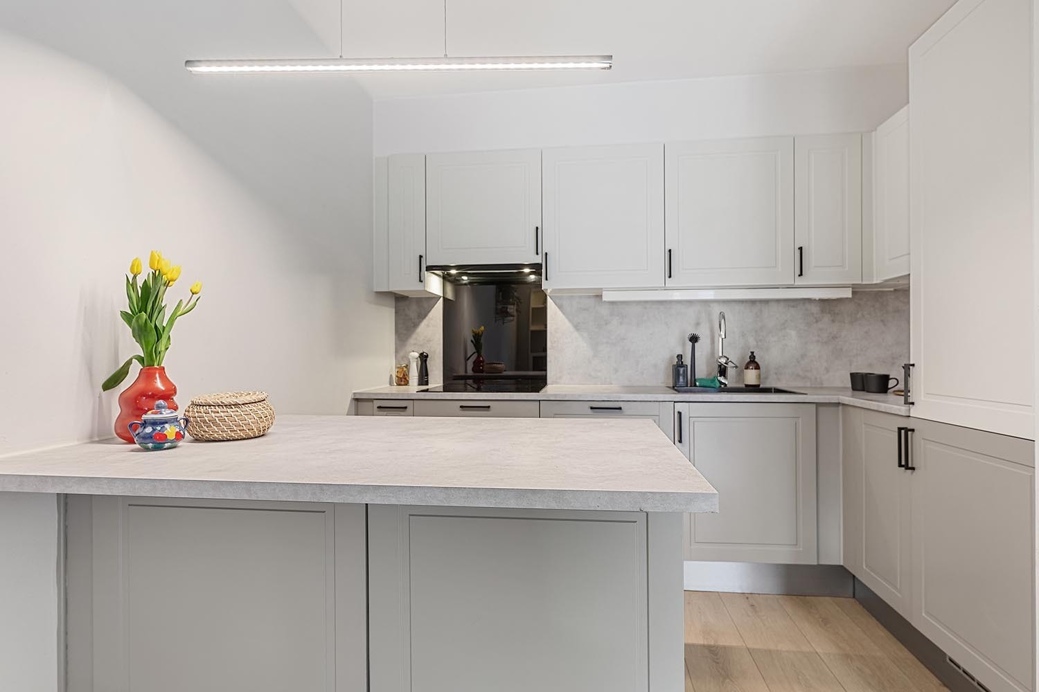 Moderne kjøkken med mye lagringsplass, hvitevarer følger med Galleribilde