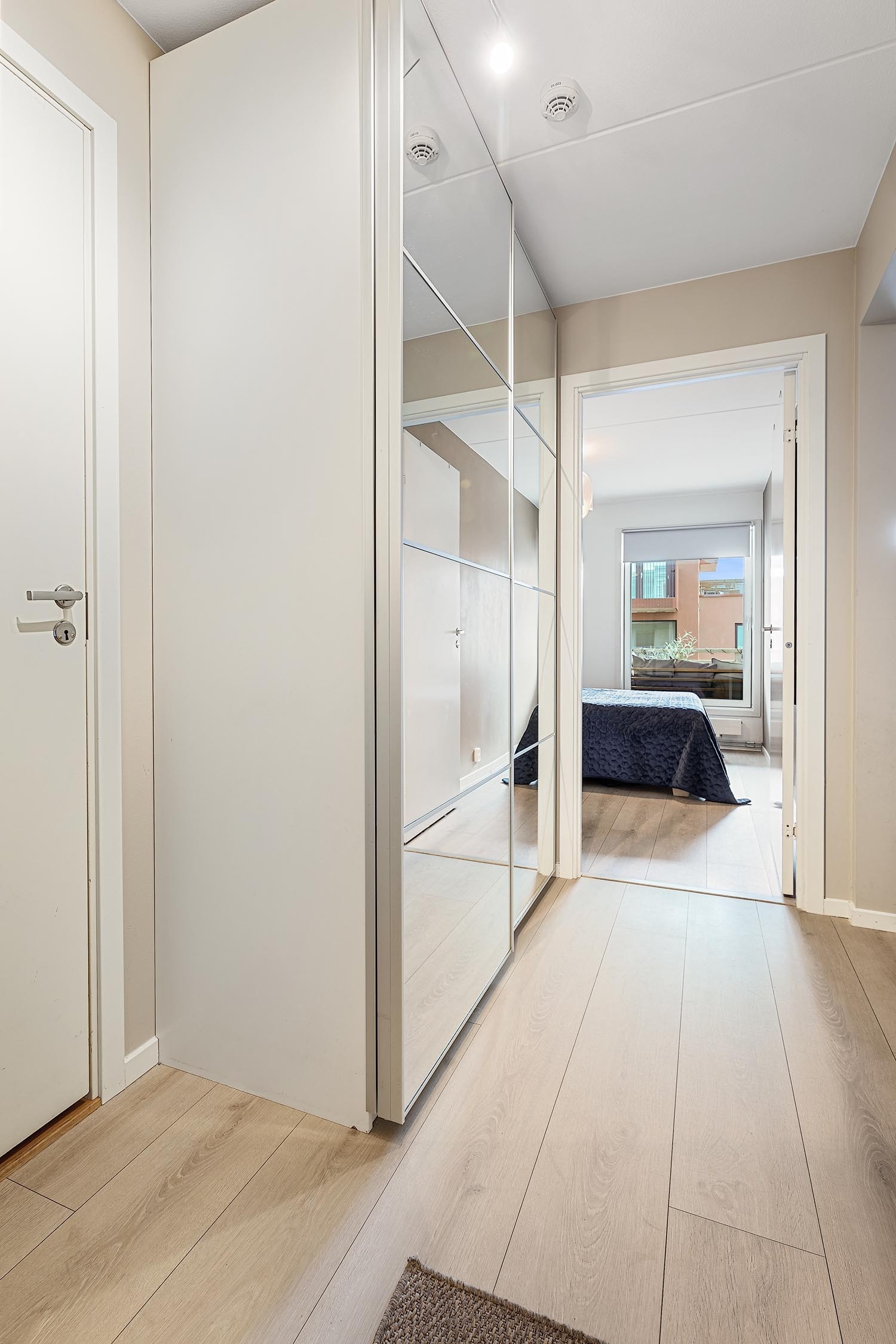 Romslig gang med stort garderobeskap for lagring av yttertøy Galleribilde