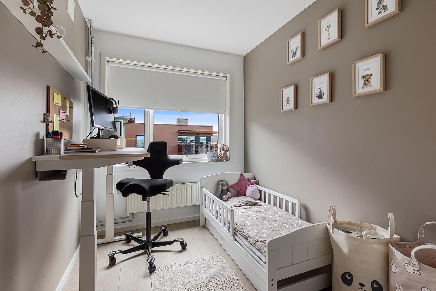 Soverom 2 har også plass til dobbeltseng, men kan også brukes som et hjemmekontor Galleribilde