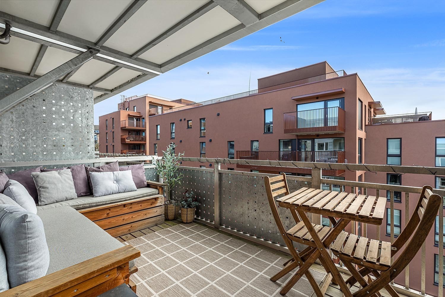 Stor og romslig balkong med gode solforhold Galleribilde