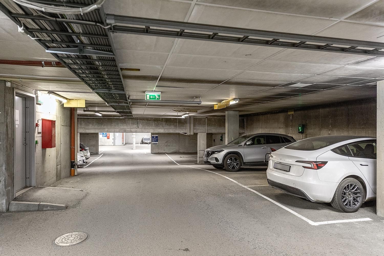 Garasje i kjeller under leiligheten Galleribilde