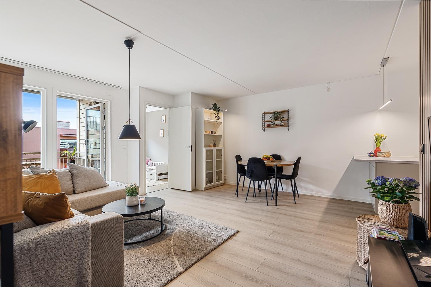 Stor stue med utgang mot balkong Galleribilde