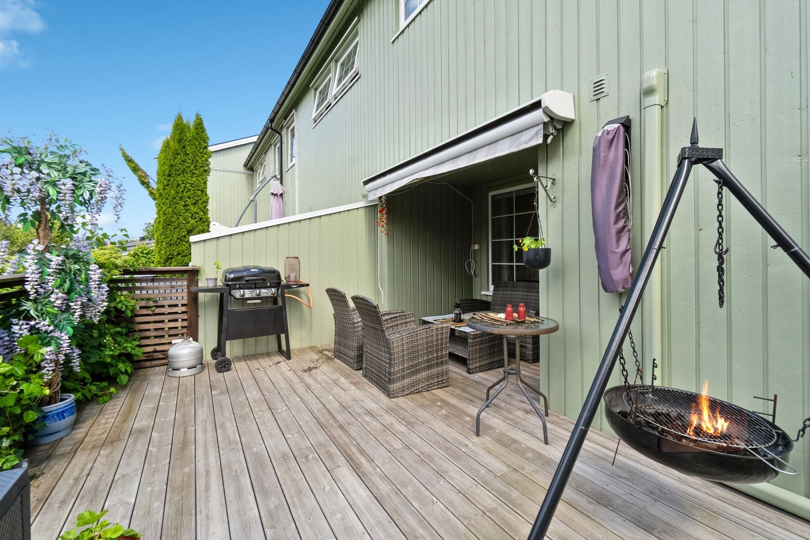 Det er godt med plass her; til bl.a. utemøbler, grill og bålpanne. Galleribilde