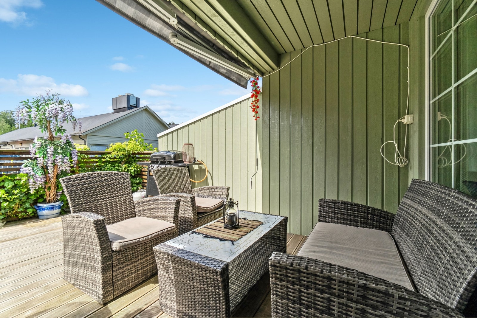 Terrassen på ca. 23 m2, med sol fra ca- 13.00 til sola går ned. Her er det delvis overbygget samt elektrisk markise Galleribilde
