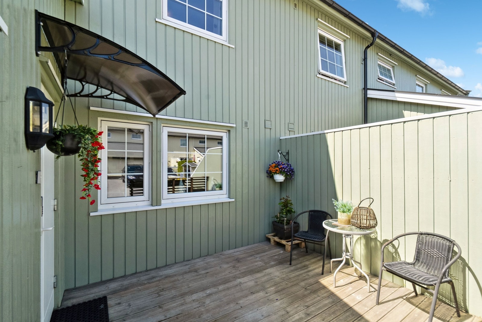 Her er det hyggelige inngangspartiet hvor morgenkaffen kan inntas i sola. (fra soloppgang til 12-13) God skjerming Galleribilde