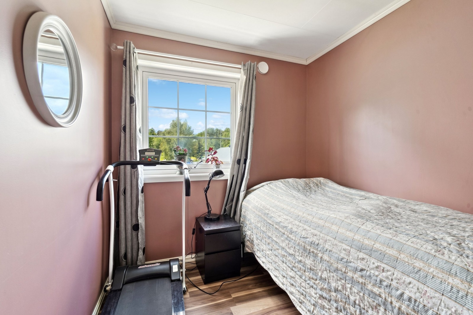 Soverom nr 3., er det minste soverommet, men allikevel plass til dobbeltseng. Det er plass til oppbevaring; kommode/hylle. Galleribilde