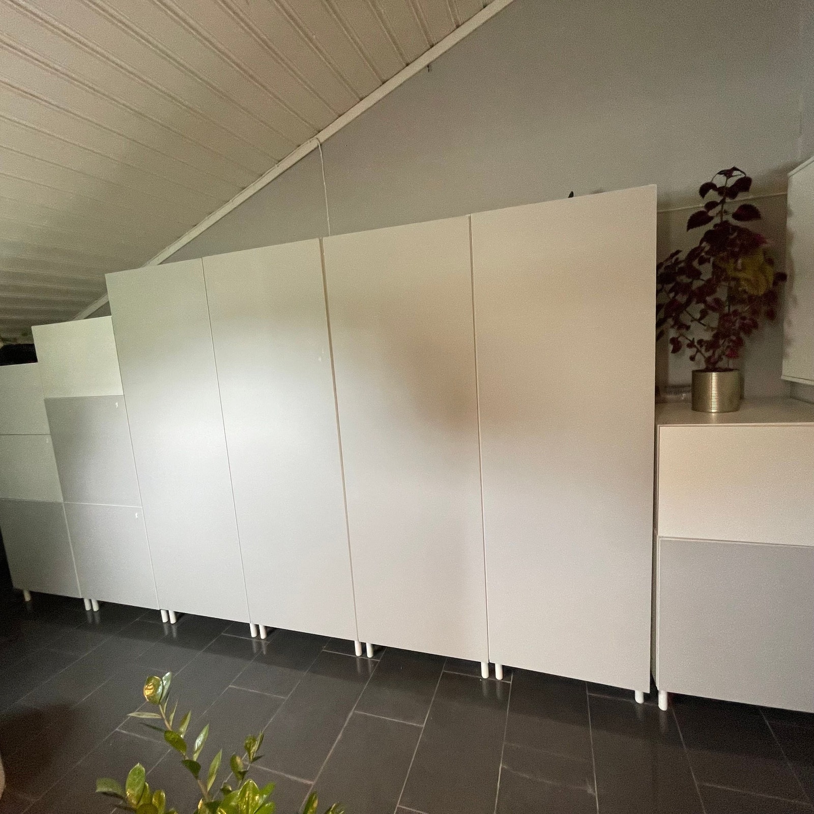 Skapene i gangen med meget gode oppbevaringsmuligheter! (selgers eget bilde). Galleribilde