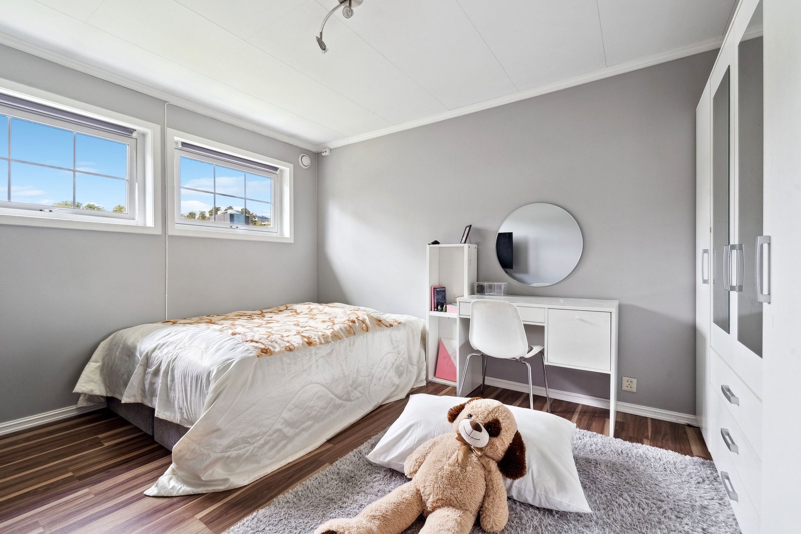 I 2. etasje er det 3 soverom - her ser dere et romslig soverom med plass til dobbeltseng. Det er godt med skapplass. Dette soverommet har kveldsol. Galleribilde