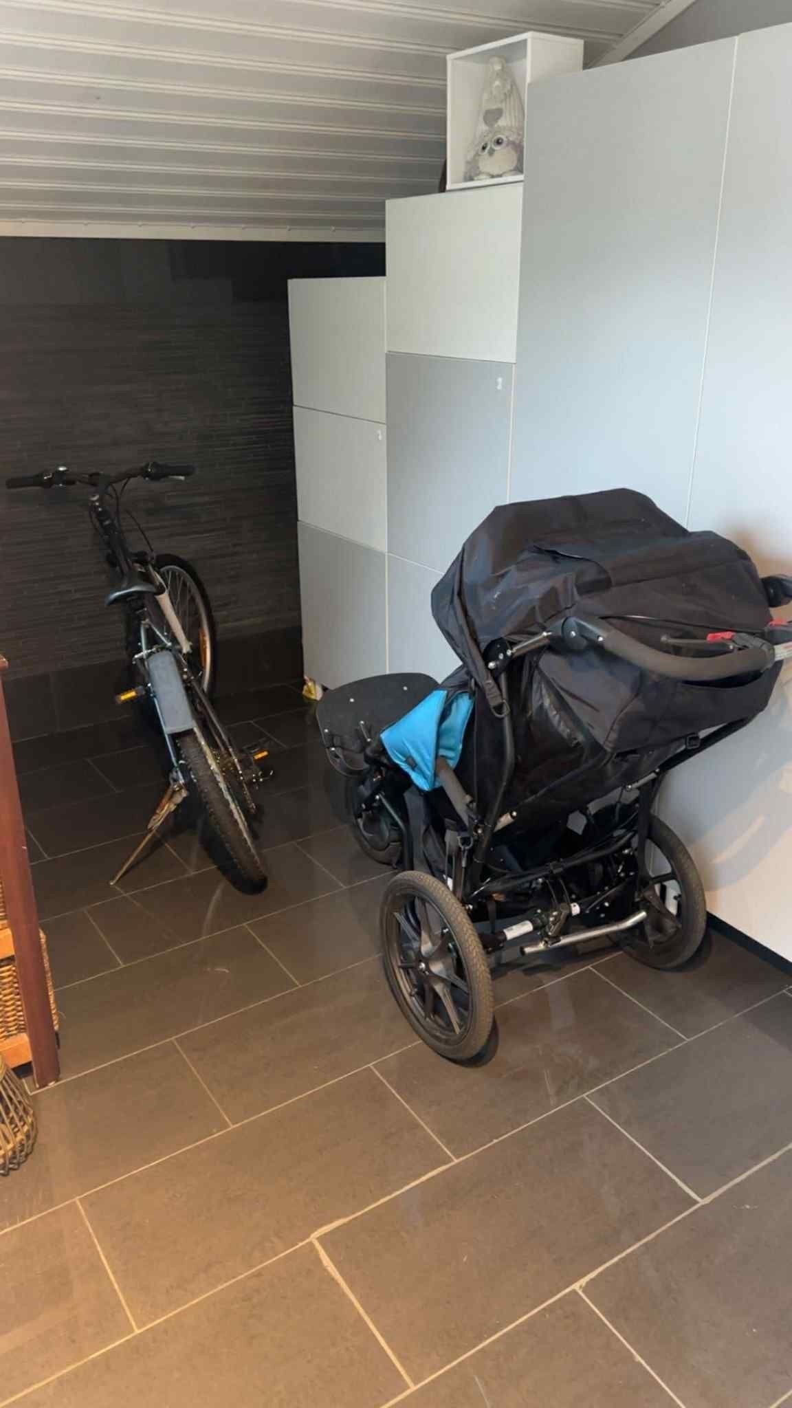 Det er god plass til sykler og vogn(er) i gangen (selgers eget bilde) Galleribilde