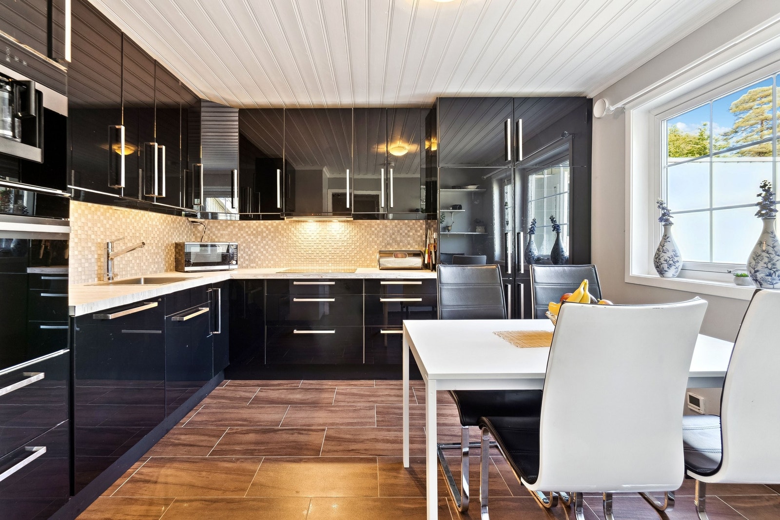 Kjøkkenet er romslig - her kan dere stå flere sammen når maten skal tilberedes. Integrert kaffemaskin følger med sammen med resten av integrerte hvitevarer. Galleribilde